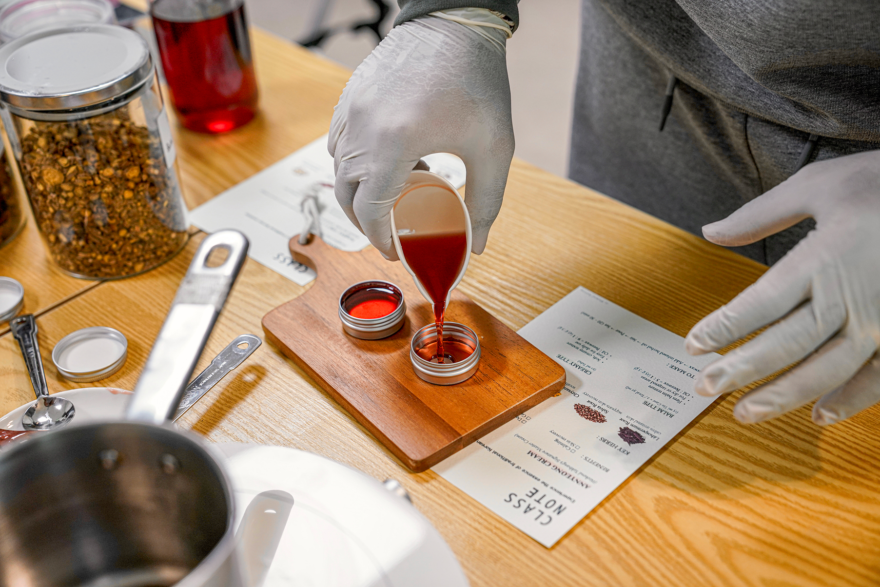 製作我們的招牌草本面霜“Annyeong Cream”