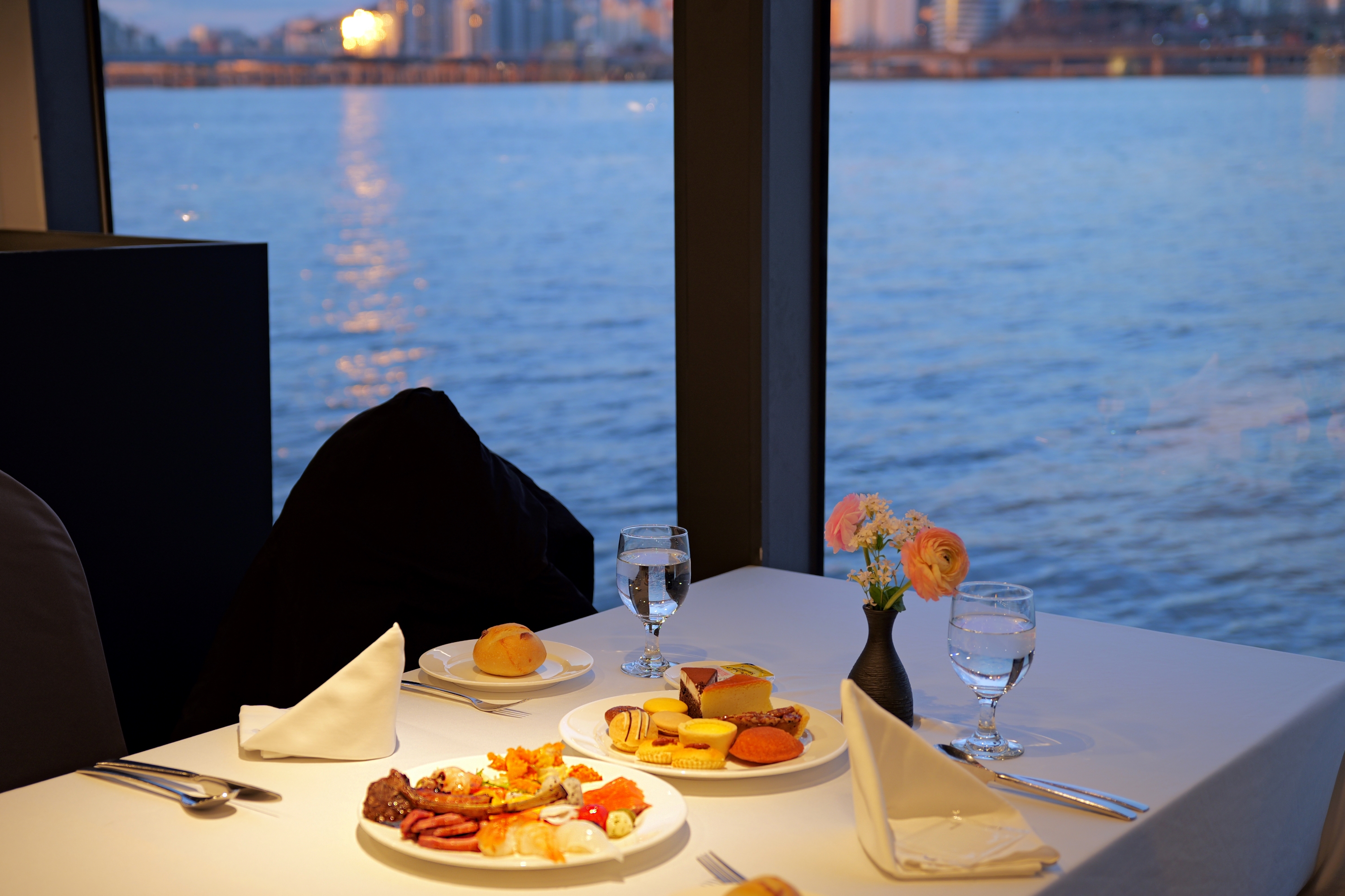 Seoul Yeouido Eland Cruise Frangerie Dinner Package