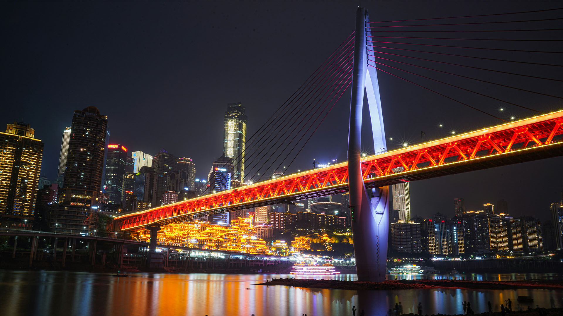 遊船緩緩穿過千廝門大橋,紅色鋼架搭配流動燈帶,與橋下江波相映,抬頭還能偶遇輕軌穿橋的驚喜瞬間; 遊船緩緩穿過千廝門大橋,紅色鋼架搭配流動燈帶,與橋下江波相映,抬頭還能偶遇輕軌穿橋的驚喜瞬間;