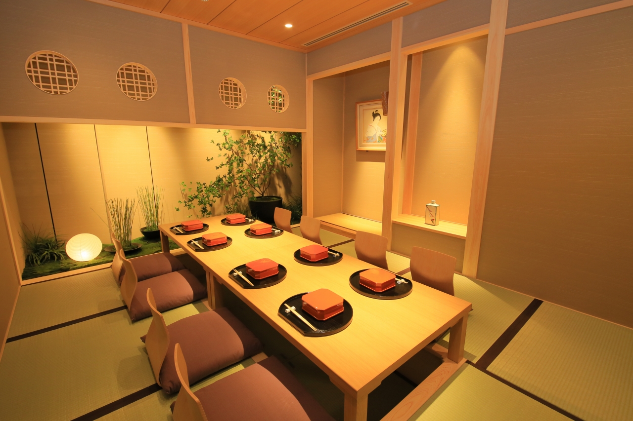 The restaurant is designed in the Sukiya-style and offers 8 tatami rooms and dining tables, creating a traditional and elegant Japanese atmosphere.