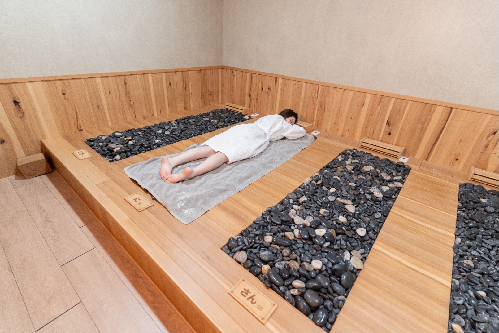 只要躺著放鬆，讓散發遠紅外線與負離子的天然能量礦石，溫熱身體與內臟器官，幫妳做體內循環