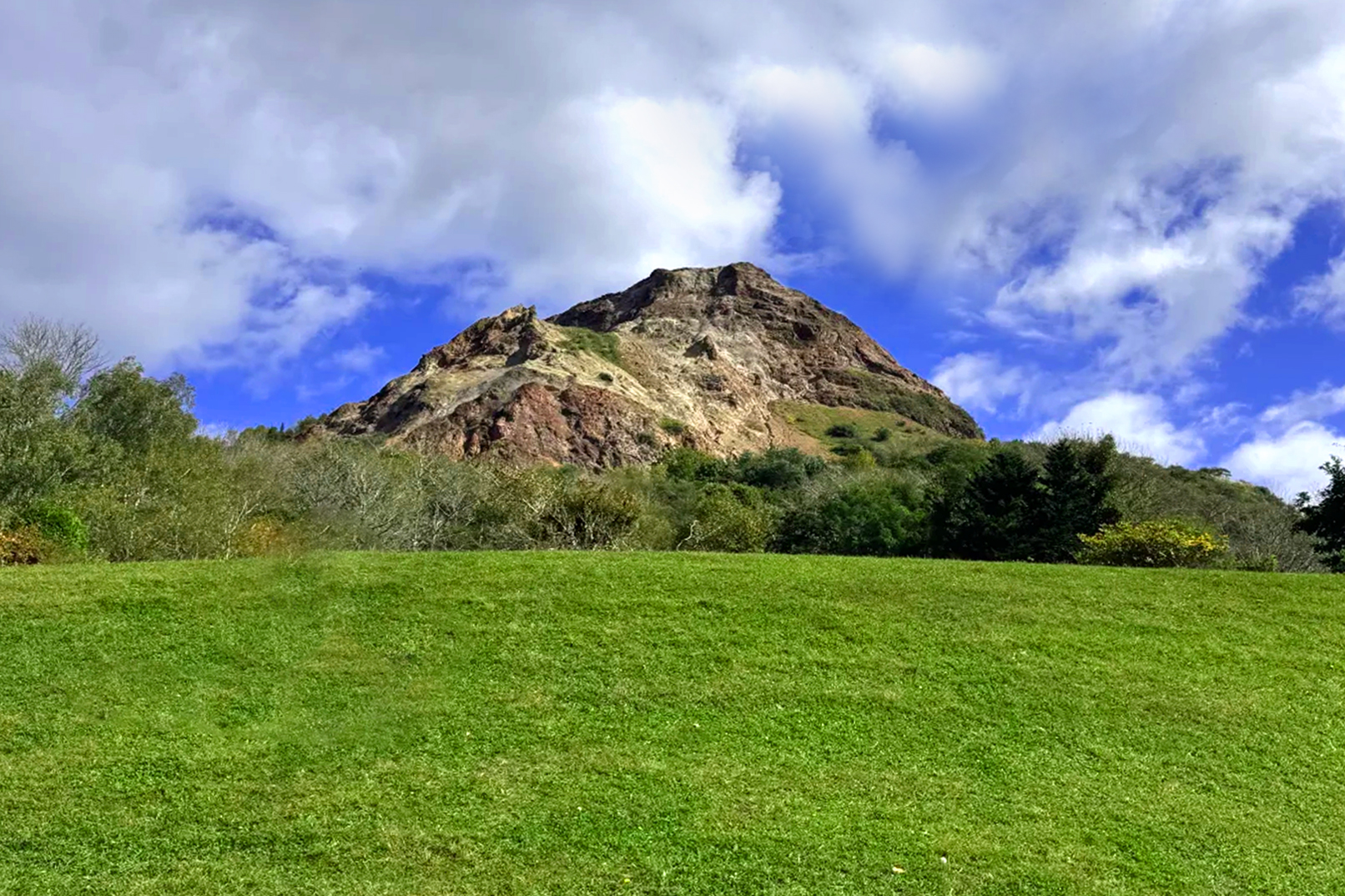 昭和新山:位於日本北海道洞爺湖國立公園,是火山地質活動形成。初始海拔270米,經持續地殼運動增至402米。 昭和新山:位於日本北海道洞爺湖國立公園,是火山地質活動形成。初始海拔270米,經持續地殼運動增至402米。