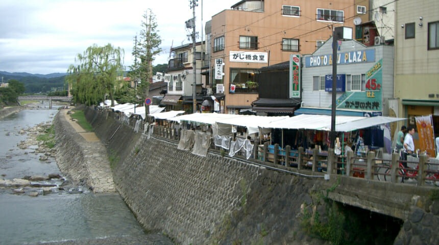 The morning market opens around 7:00 AM every day, operating throughout the morning. You can experience the atmosphere of a local Japanese morning market. If you find any fruit you like, feel free to buy some!