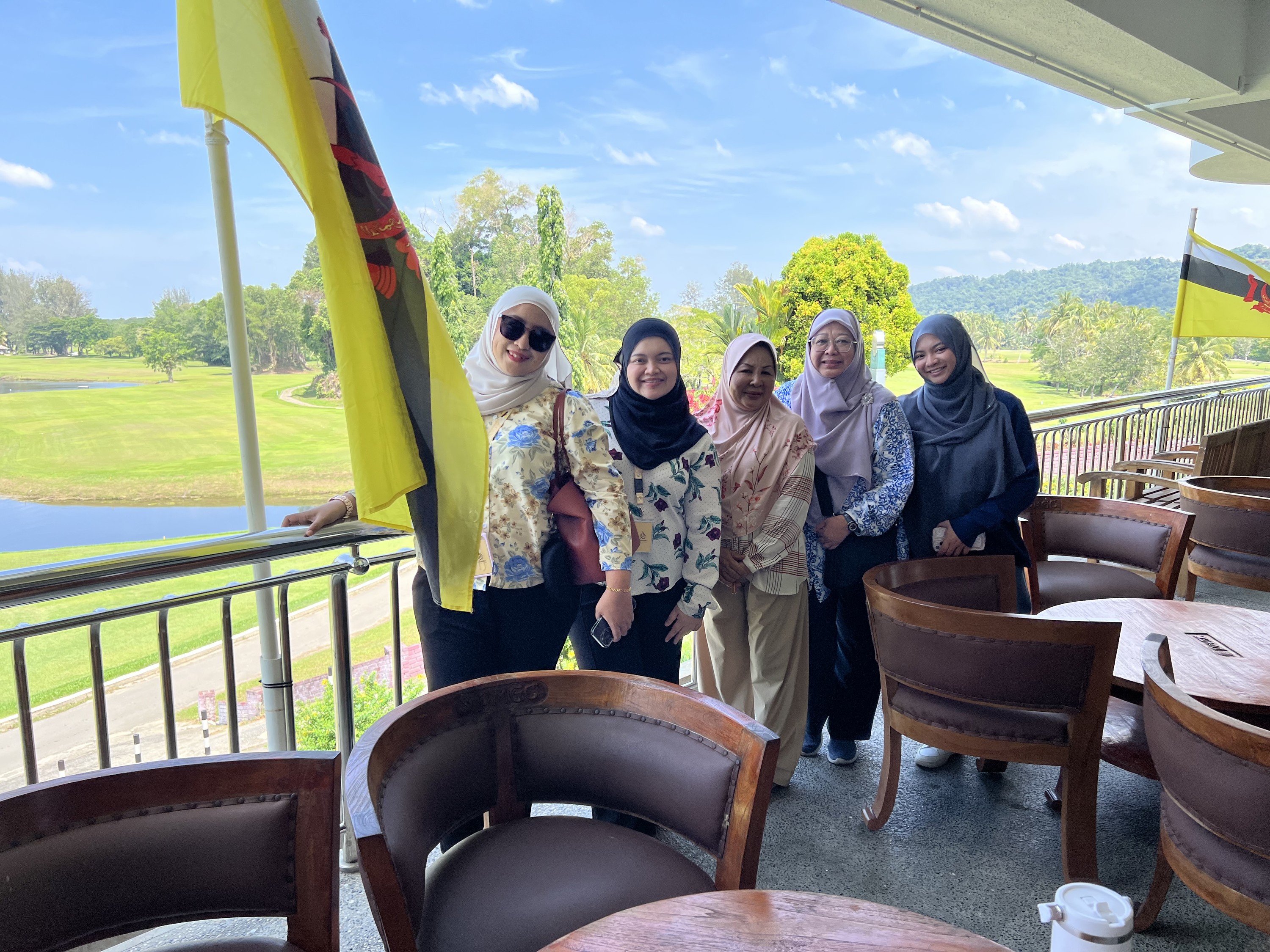 Kampong Ayer - Venice of East & Royal Regalia Museum Half-day Wildlife & Cruise Tour