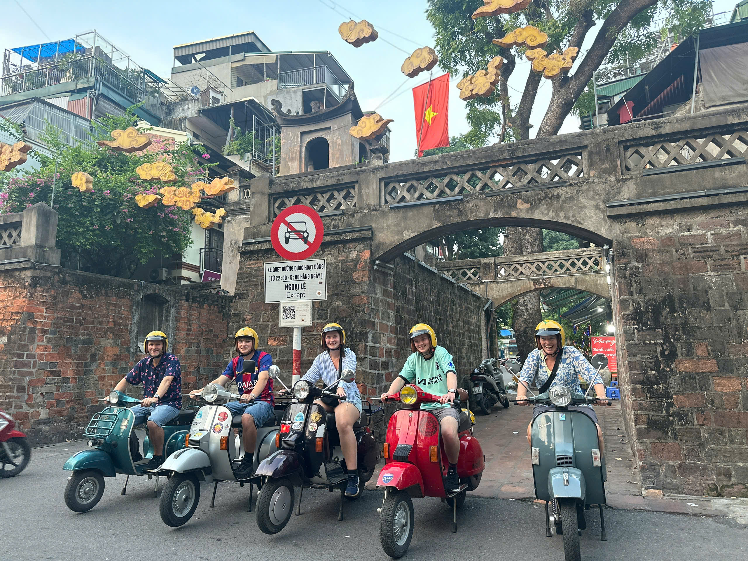 探索城市隱藏角落,像是狹窄巷弄、後街小巷、當地住家、市集等。 探索城市隱藏角落,像是狹窄巷弄、後街小巷、當地住家、市集等。