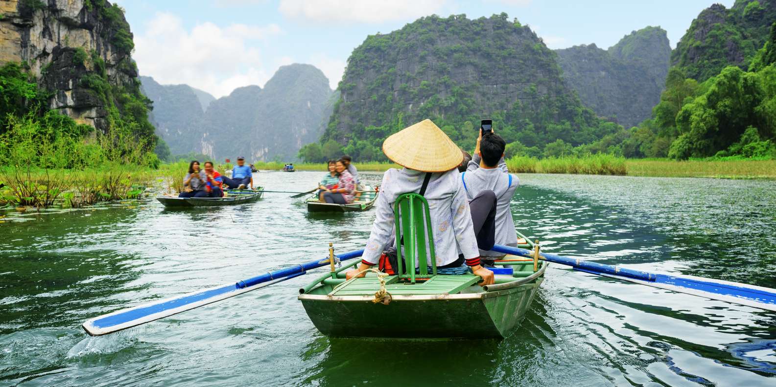 搭乘傳統竹筏，輕輕滑過三谷（Tam Coc）的石灰岩地貌。