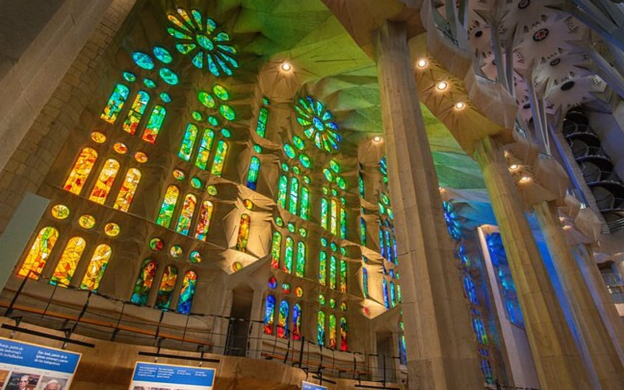 巴塞隆納最具代表性的聖殿,其精緻的立面雕刻著無數象徵性細節。 巴塞隆納最具代表性的聖殿,其精緻的立面雕刻著無數象徵性細節。