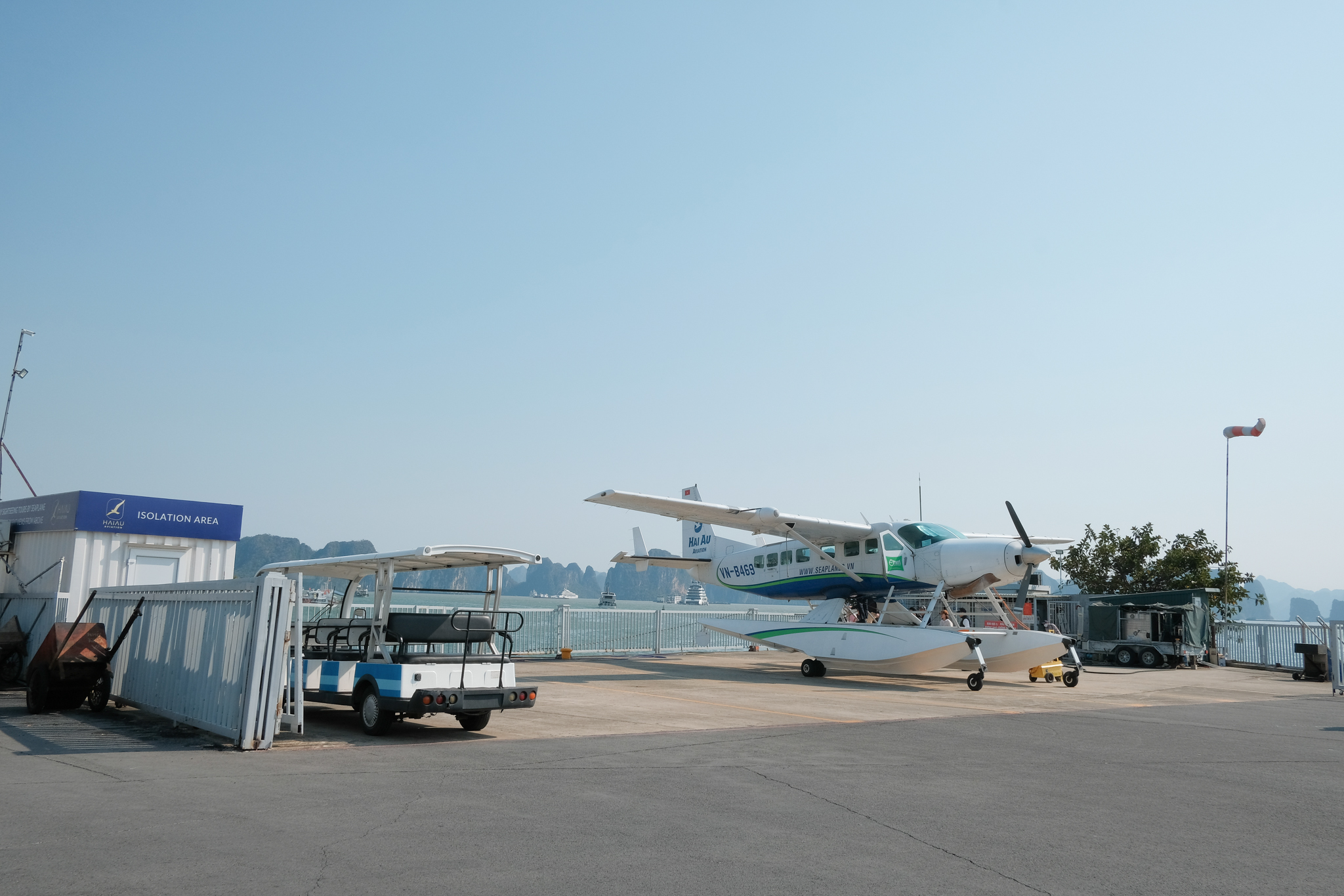 從河內出發，乘坐飛機前往下龍灣，品味海防一日遊