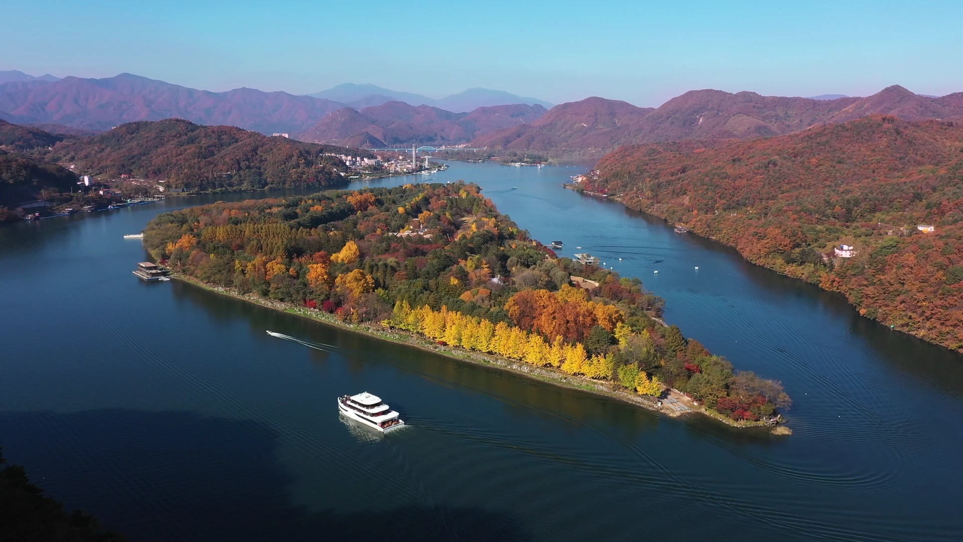 南怡島是韓國最具代表性的景點之一,以其自然風光、豐富文化與悠閒氛圍完美融合而聞名。 南怡島是韓國最具代表性的景點之一,以其自然風光、豐富文化與悠閒氛圍完美融合而聞名。