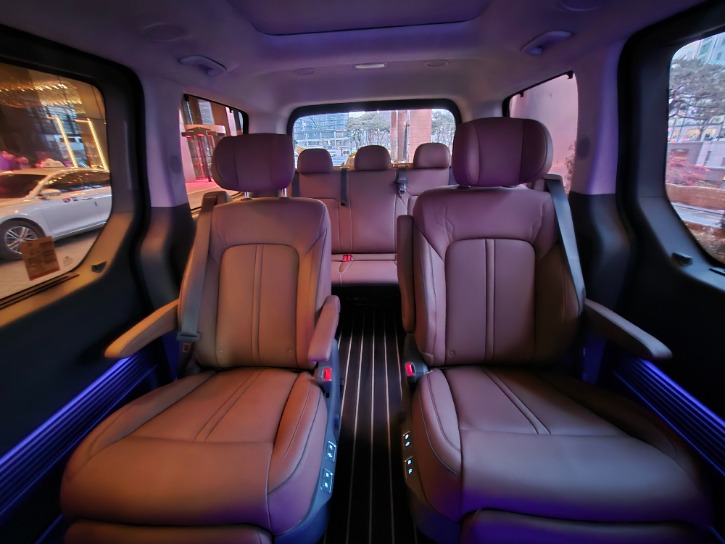 Private Shopping & Airport Journey with a Cultural Curator  