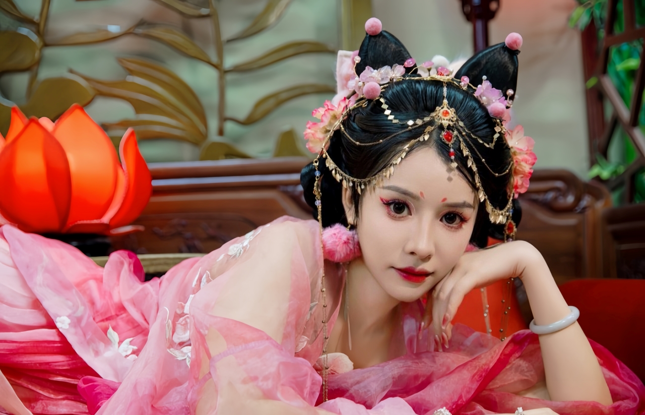 From the exquisite makeup to the delicate scenery, every detail is refined to present the most textured and touching ancient painting.