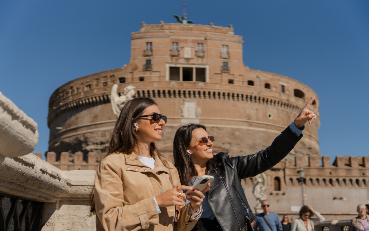在城堡宏偉的外觀前肅然起敬,它呼應著古老羅馬的壯麗 在城堡宏偉的外觀前肅然起敬,它呼應著古老羅馬的壯麗
