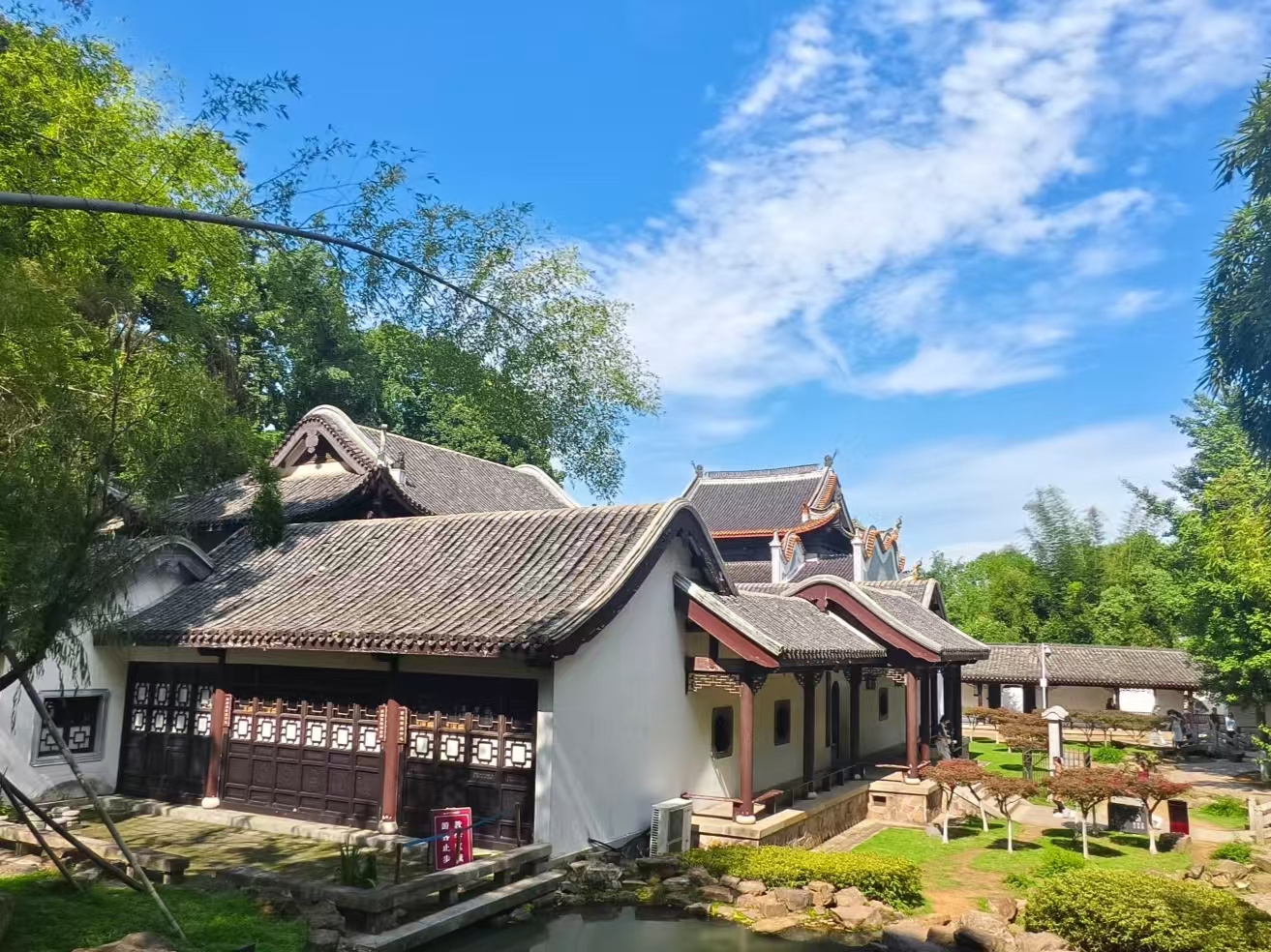 北宋開寶九年（公元976年），潭州太守朱洞創立嶽麓書院，歷經千年，絃歌不絕，故世稱“千年學府”。步入書院，彷彿穿越了時空隧道，回到了那個書聲琅琅、思想激盪的年代。古樸的講堂、幽靜的庭院、錯落有致的碑廊，每一處都是學問與智慧的象徵。