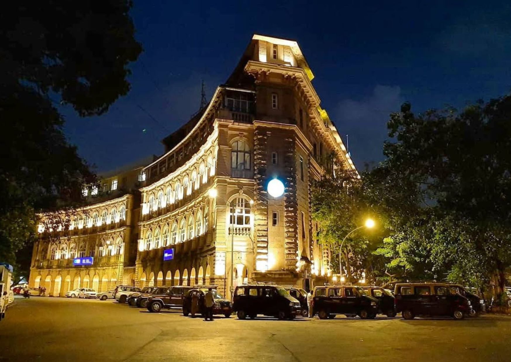 Explore Mumbai in Nightlights: Guided Tour by Foot with a local