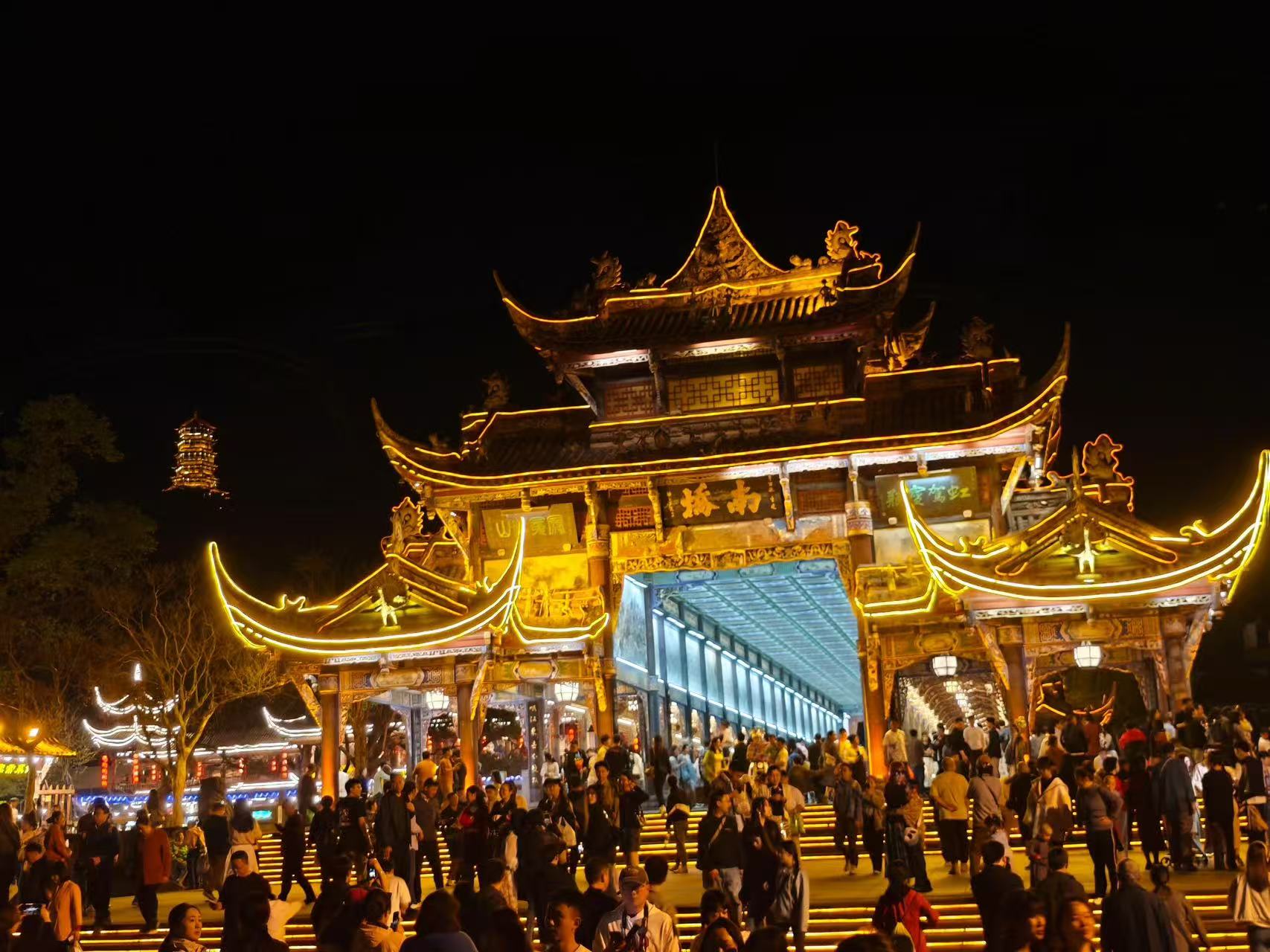 南橋夜景:飛簷翹角的古牌坊燈火鎏金,橋下人流如織,是都江堰夜生活的標誌性打卡點 南橋夜景:飛簷翹角的古牌坊燈火鎏金,橋下人流如織,是都江堰夜生活的標誌性打卡點