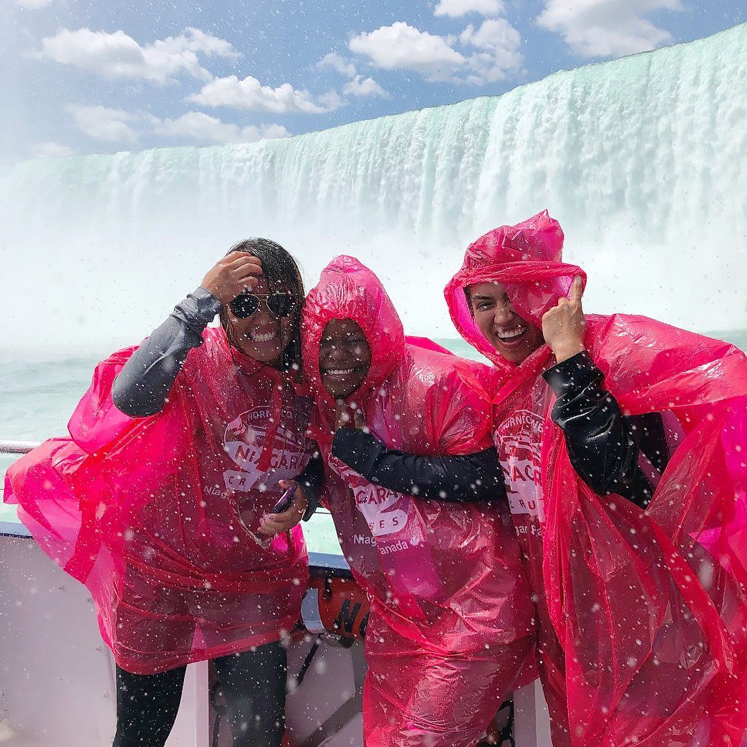 在尼亞加拉城市郵輪上，沉浸在笑容和尼亞加拉瀑布的薄霧中