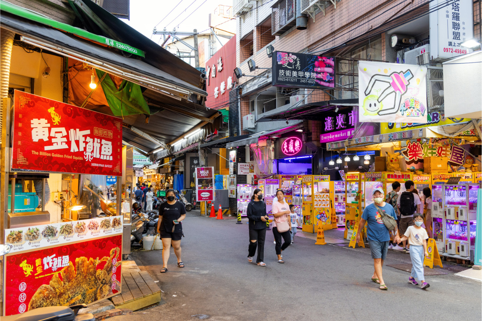 熱鬧的逢甲夜市是台中規模最大的夜市之一，匯聚了琳瑯滿目的創意小吃與在地美食，是體驗台灣夜市文化的絕佳去處。（此為下車點）