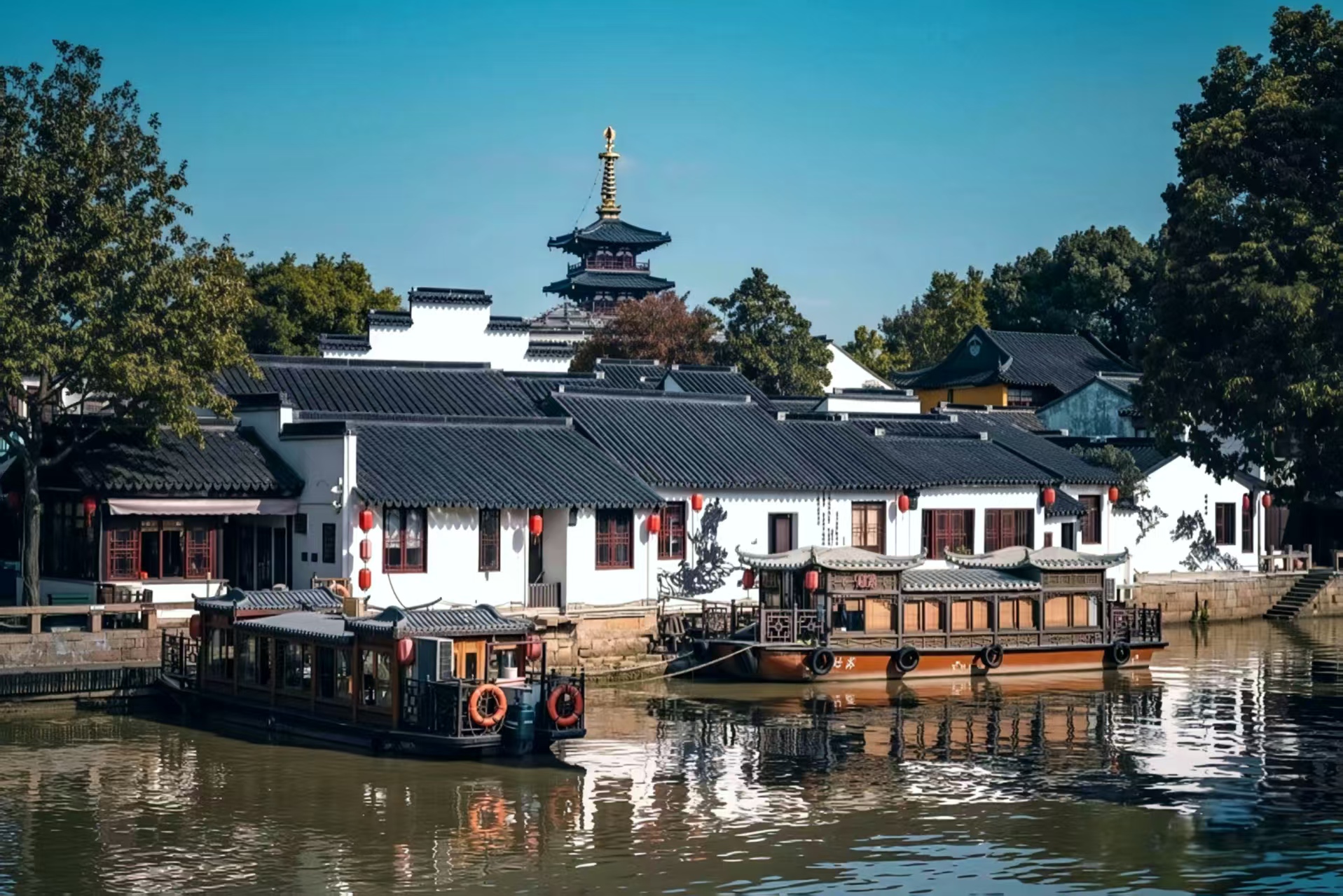 寒山寺和楓橋景區地理位置緊密相鄰，歷史文化交融共生，共同構成了以張繼《楓橋夜泊》詩意為核心的蘇州著名遊覽勝地。