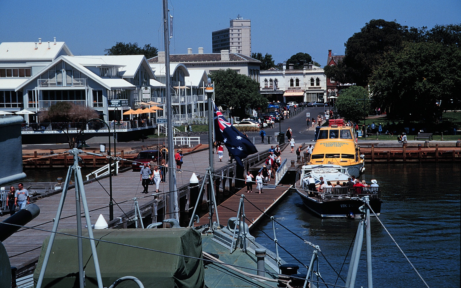 搭乘悠閒的觀光渡輪，探索威廉斯敦的航海歷史與現代海濱魅力