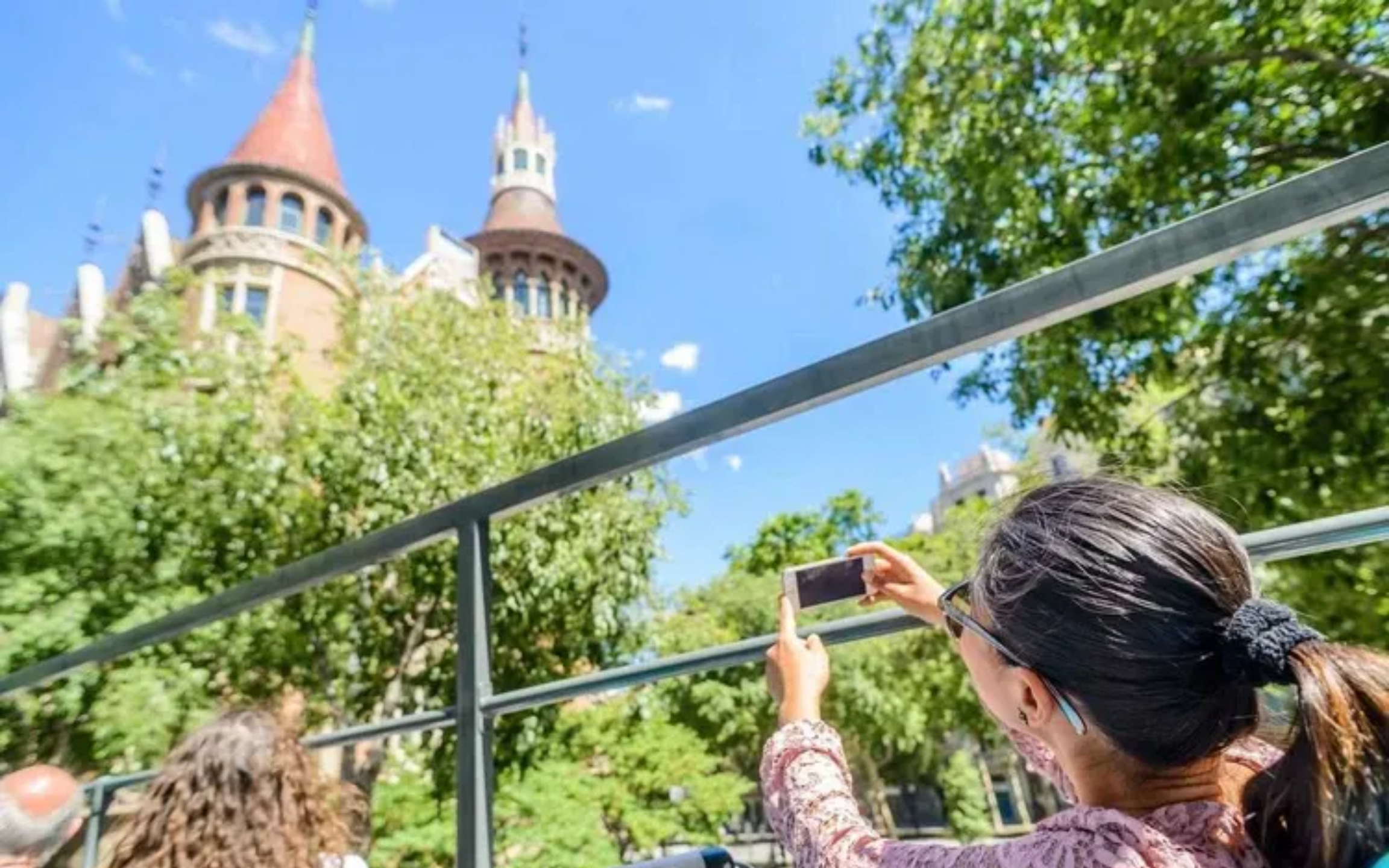 旅客搭乘熱鬧的巴塞隆納隨上隨下觀光巴士,飽覽城市美景。 旅客搭乘熱鬧的巴塞隆納隨上隨下觀光巴士,飽覽城市美景。