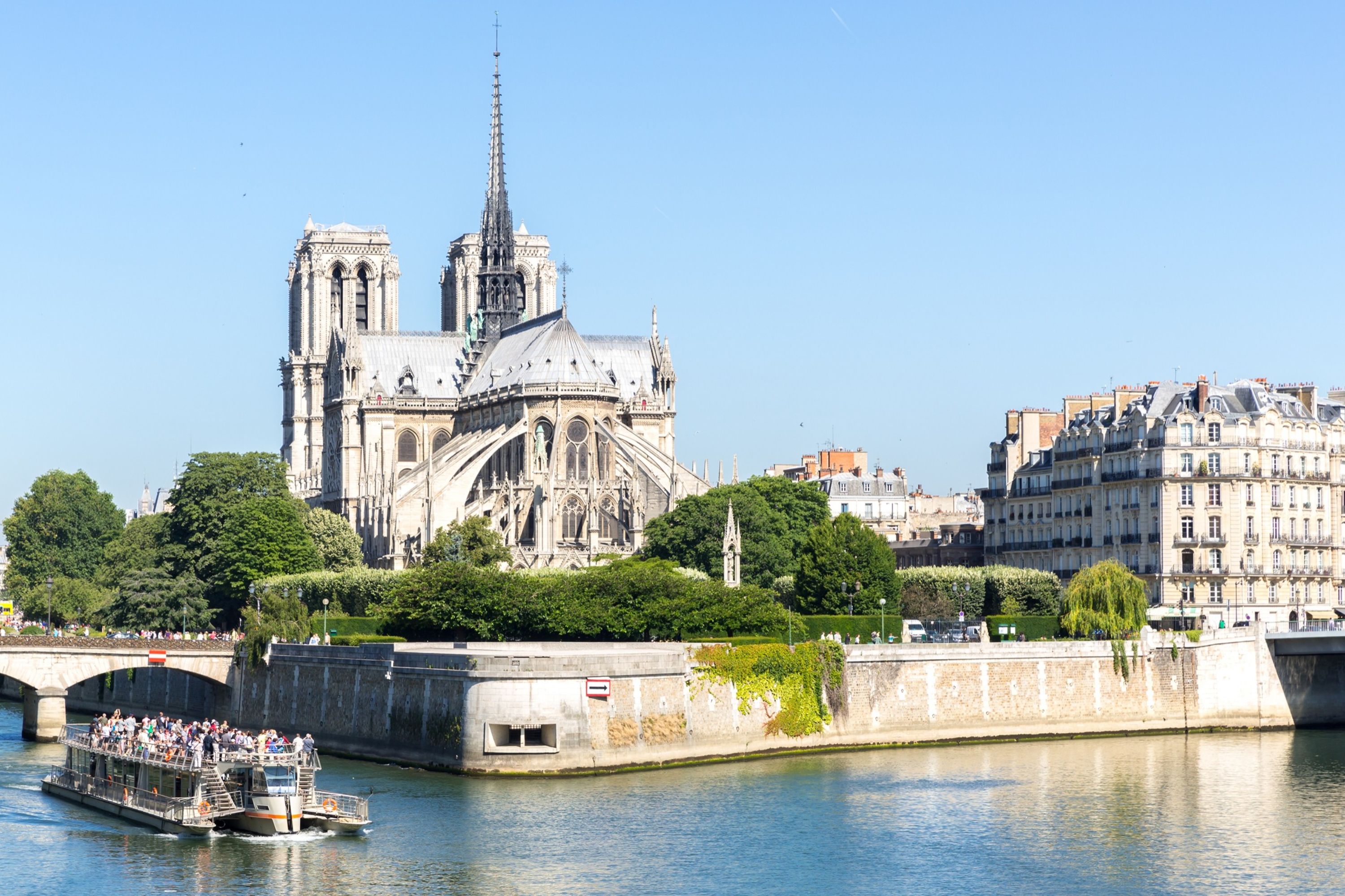 搭乘塞納河遊船,盡享巴黎地標的壯麗景色! 搭乘塞納河遊船,盡享巴黎地標的壯麗景色!