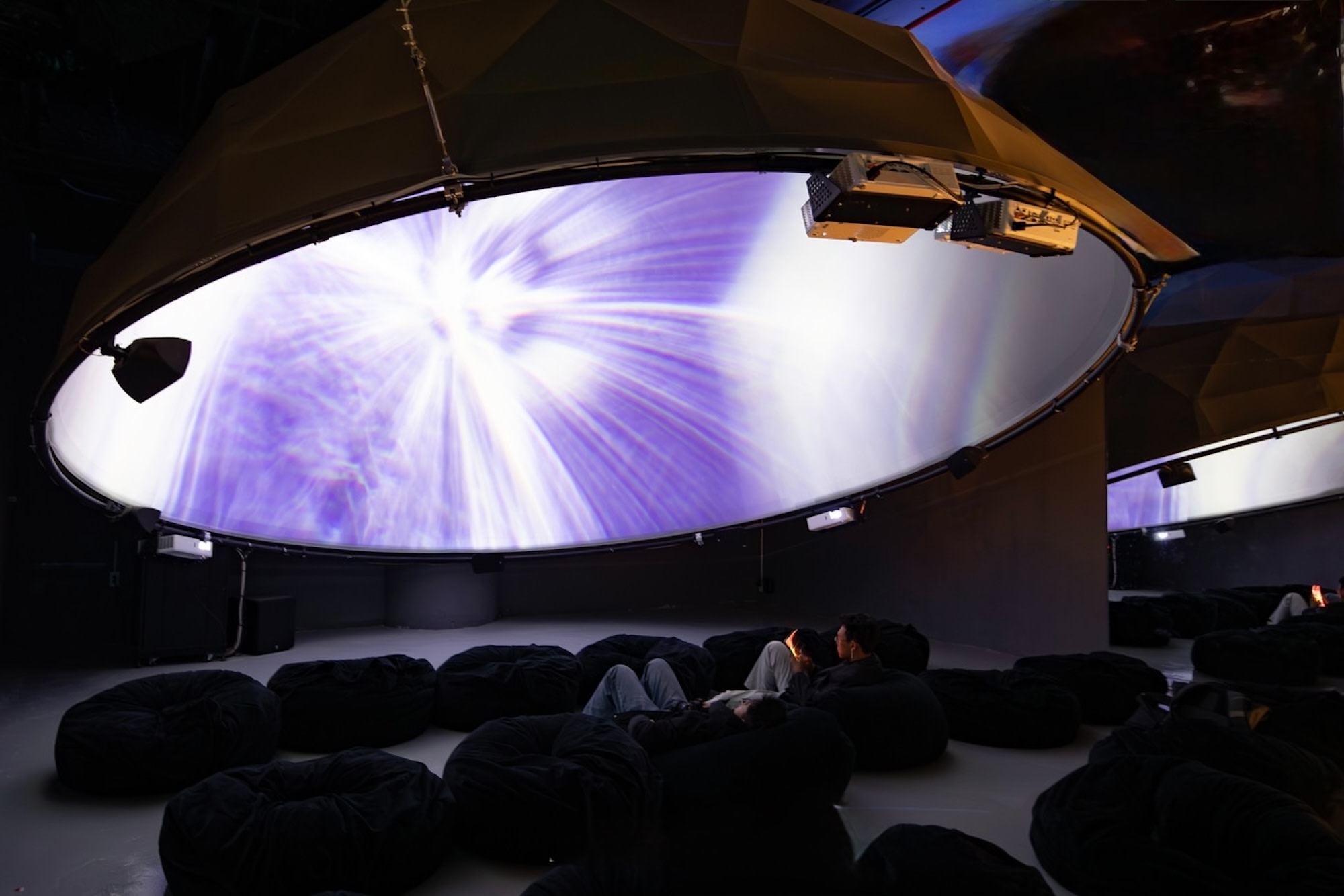 宇宙穹頂：
一個迷人的「宇宙穹頂」，周圍環繞著星空和行星，營造出無限探索的體驗。