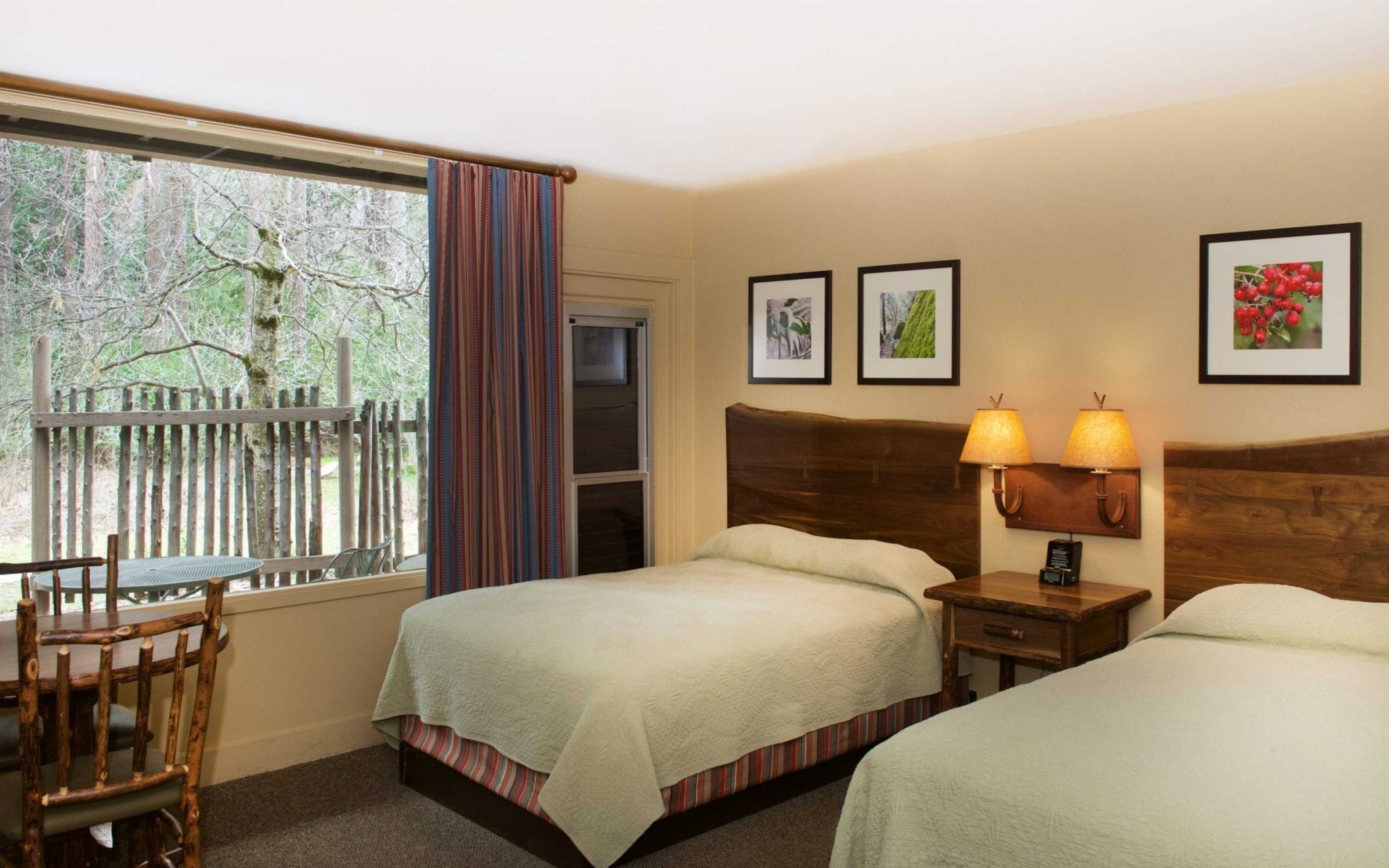 舒適的傳統小屋客房,配備現代化設施,並享有美麗的森林景觀。 舒適的傳統小屋客房,配備現代化設施,並享有美麗的森林景觀。