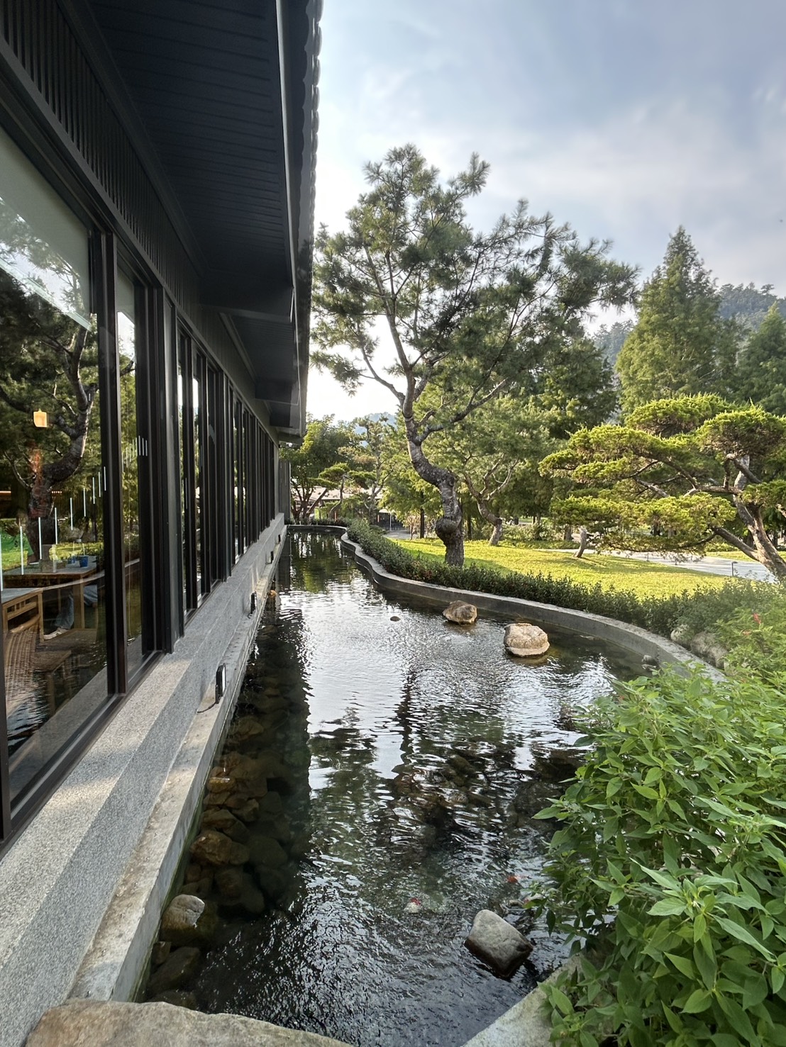 春秋山林｜被森林與流水包圍的春水堂會館，在這裡喝茶、泡足湯，讓身體和心都一起慢下來。