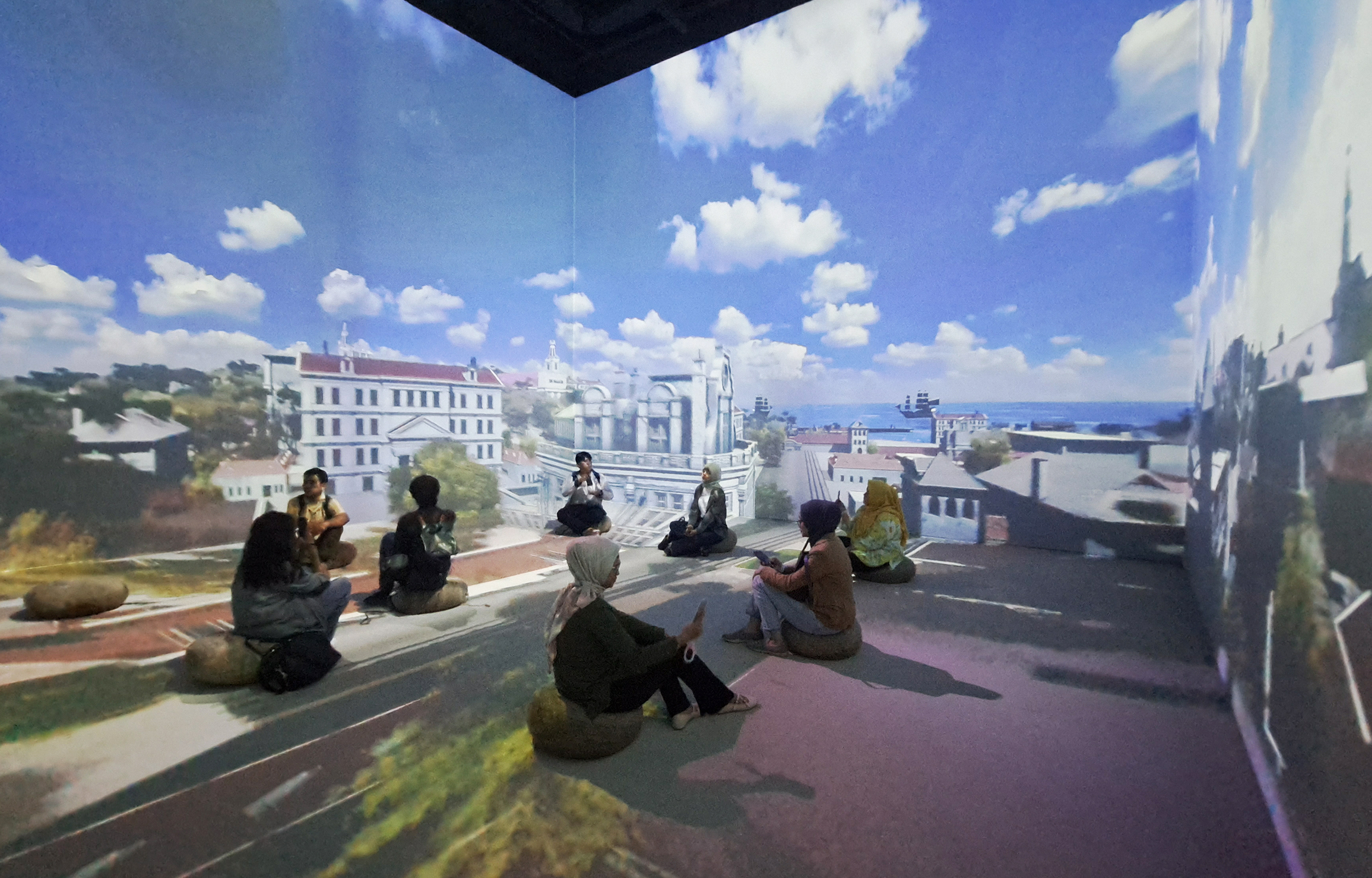 沉浸式房間 — 落地式投影映射將雅加達的故事生動呈現,讓遊客沉浸在城市的空中輪廓、歷史及其他方面。 沉浸式房間 — 落地式投影映射將雅加達的故事生動呈現,讓遊客沉浸在城市的空中輪廓、歷史及其他方面。