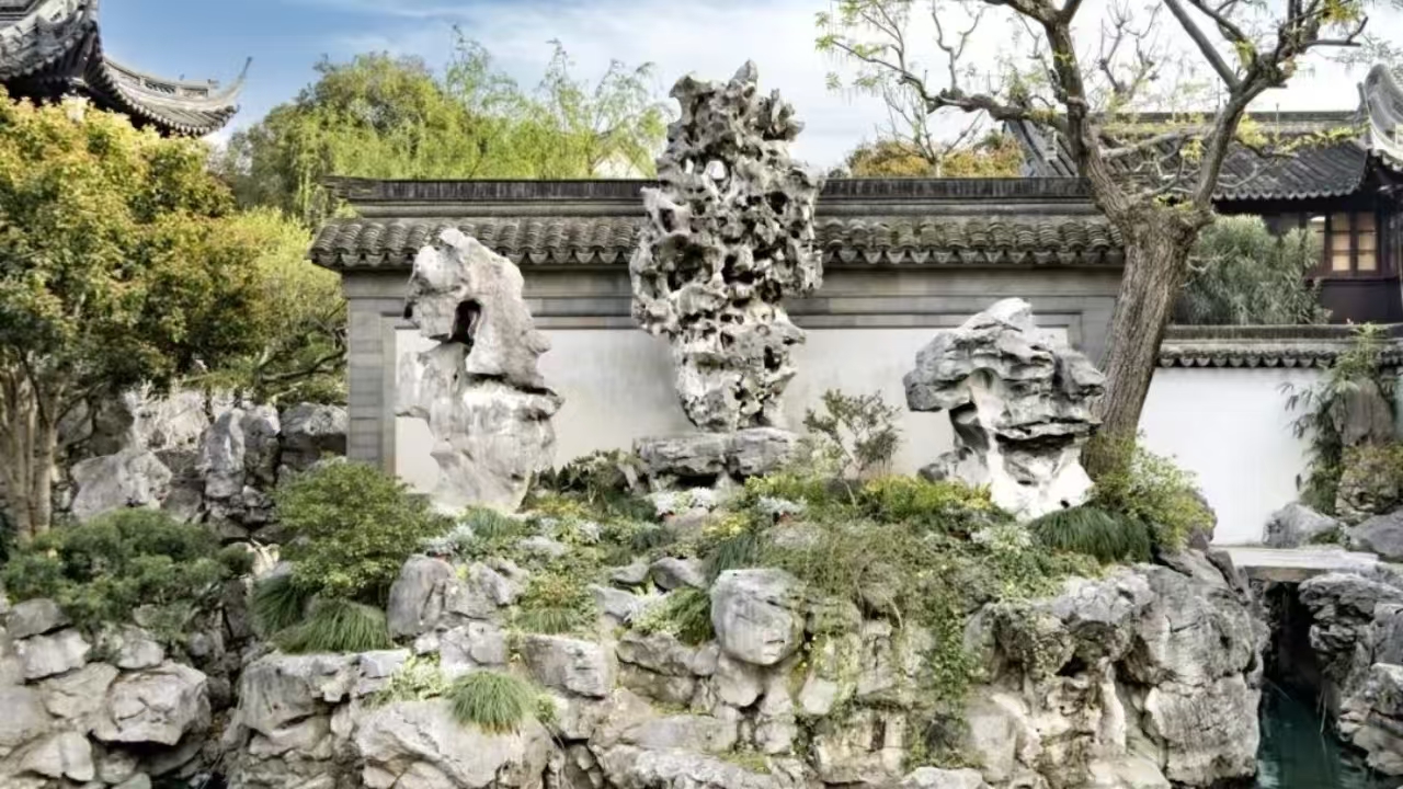 玉玲瓏相傳是宋徽宗時期花石綱流散之物。峰石玲瓏剔透，孔多如蜂巢，可呈現“百孔淌泉，百孔冒菸”的奇觀，具有漏、皺、瘦、透之美，是江南三大名石之一。