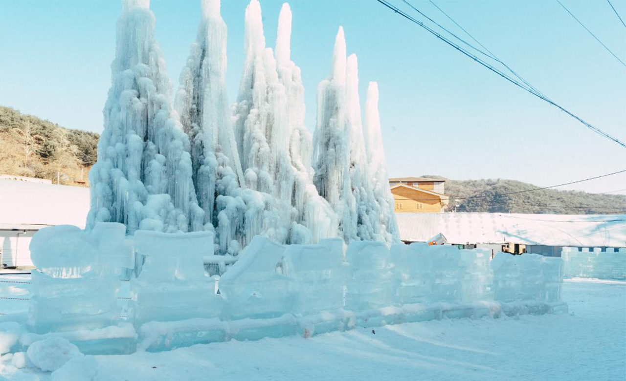 完全由冰雕刻而成的獨特雕塑。
