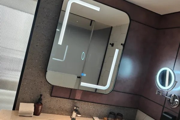 Hotel room bathing area display map