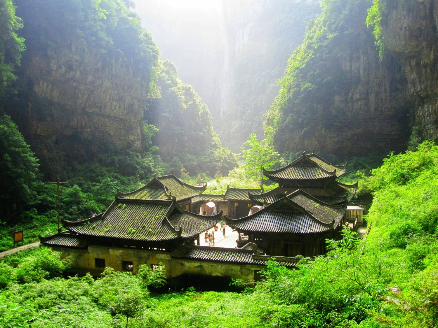 Three Natural Bridges & Longshui Gorge Ground Seam Scenic Area One-day National Park & Nature Tour