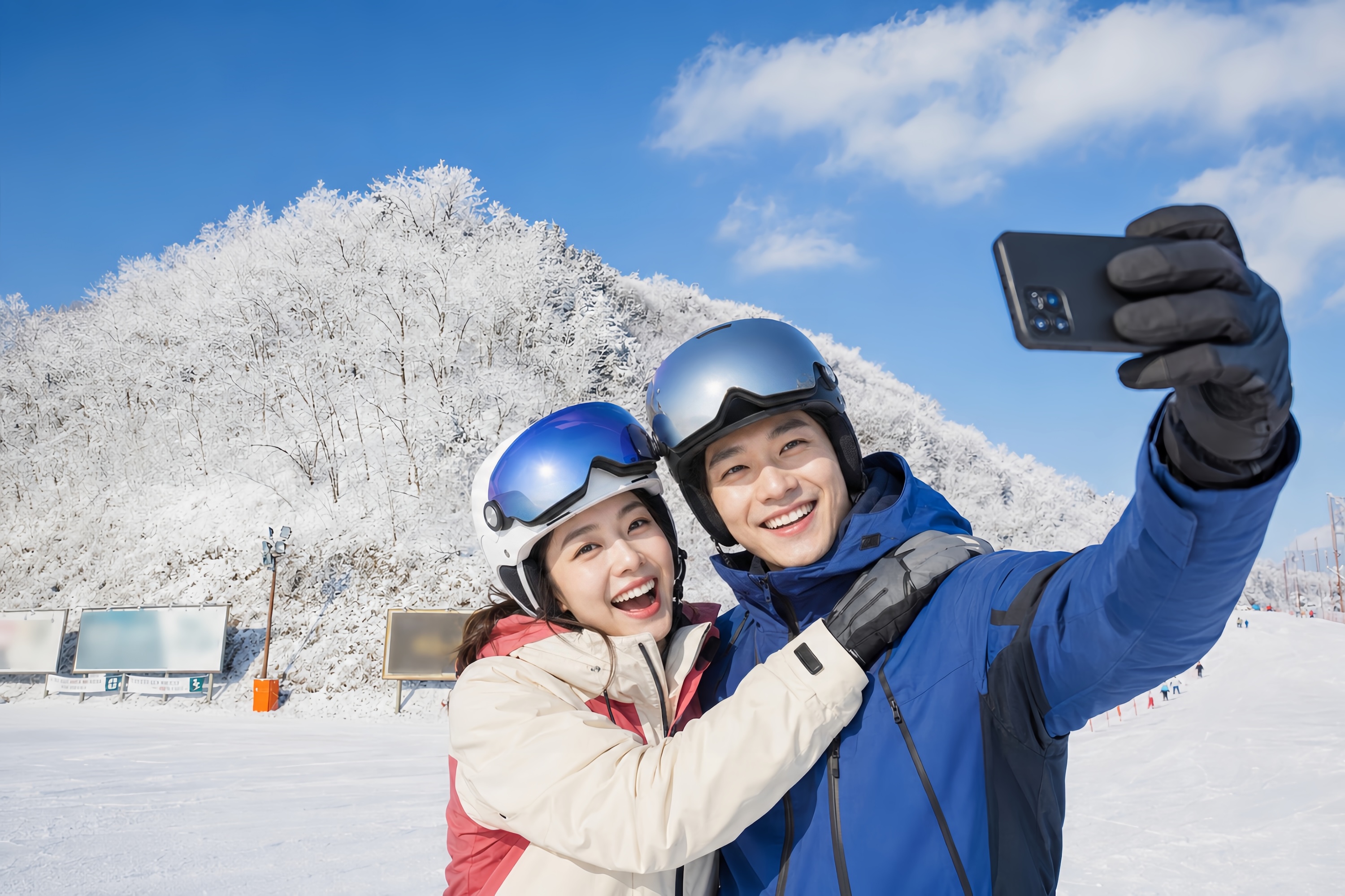 情侶在白雪覆蓋的樹林前開心自拍,留下伊利希安江村滑雪之旅的甜蜜回憶。 情侶在白雪覆蓋的樹林前開心自拍,留下伊利希安江村滑雪之旅的甜蜜回憶。