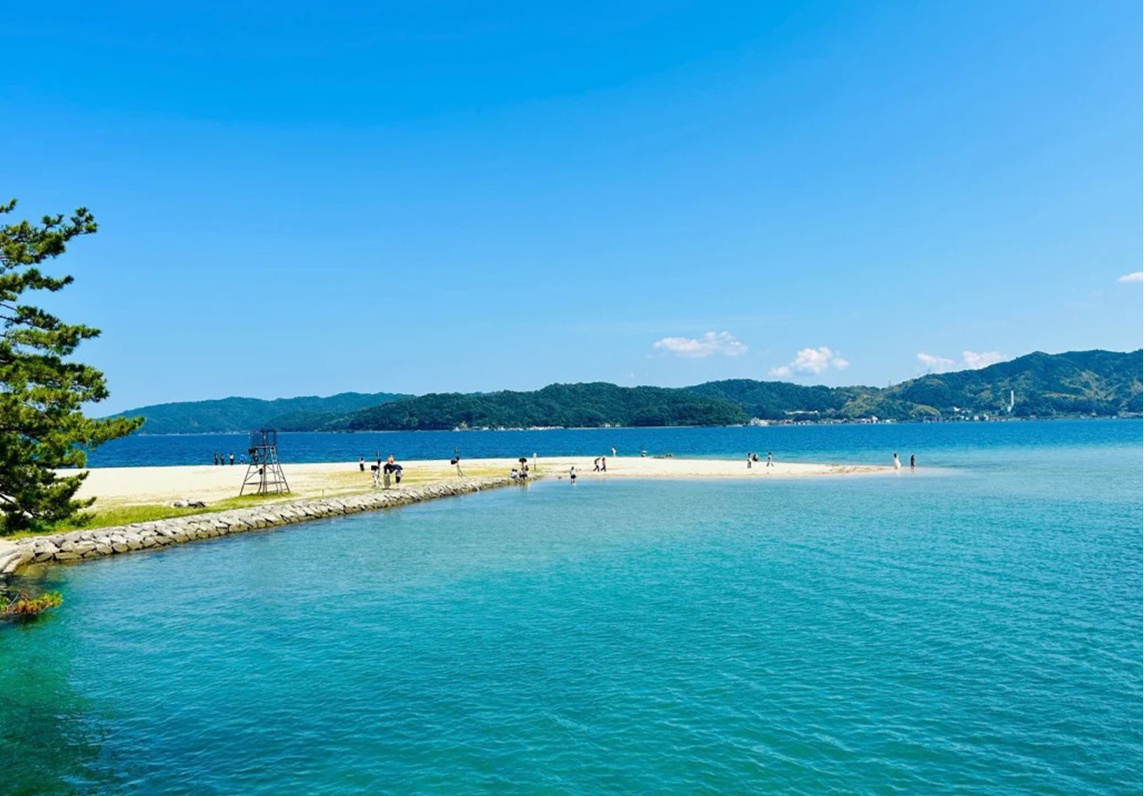 伊根的海水清澈寧靜，映襯著沿岸古老舟屋與漁村風情，四季景色各有韻味