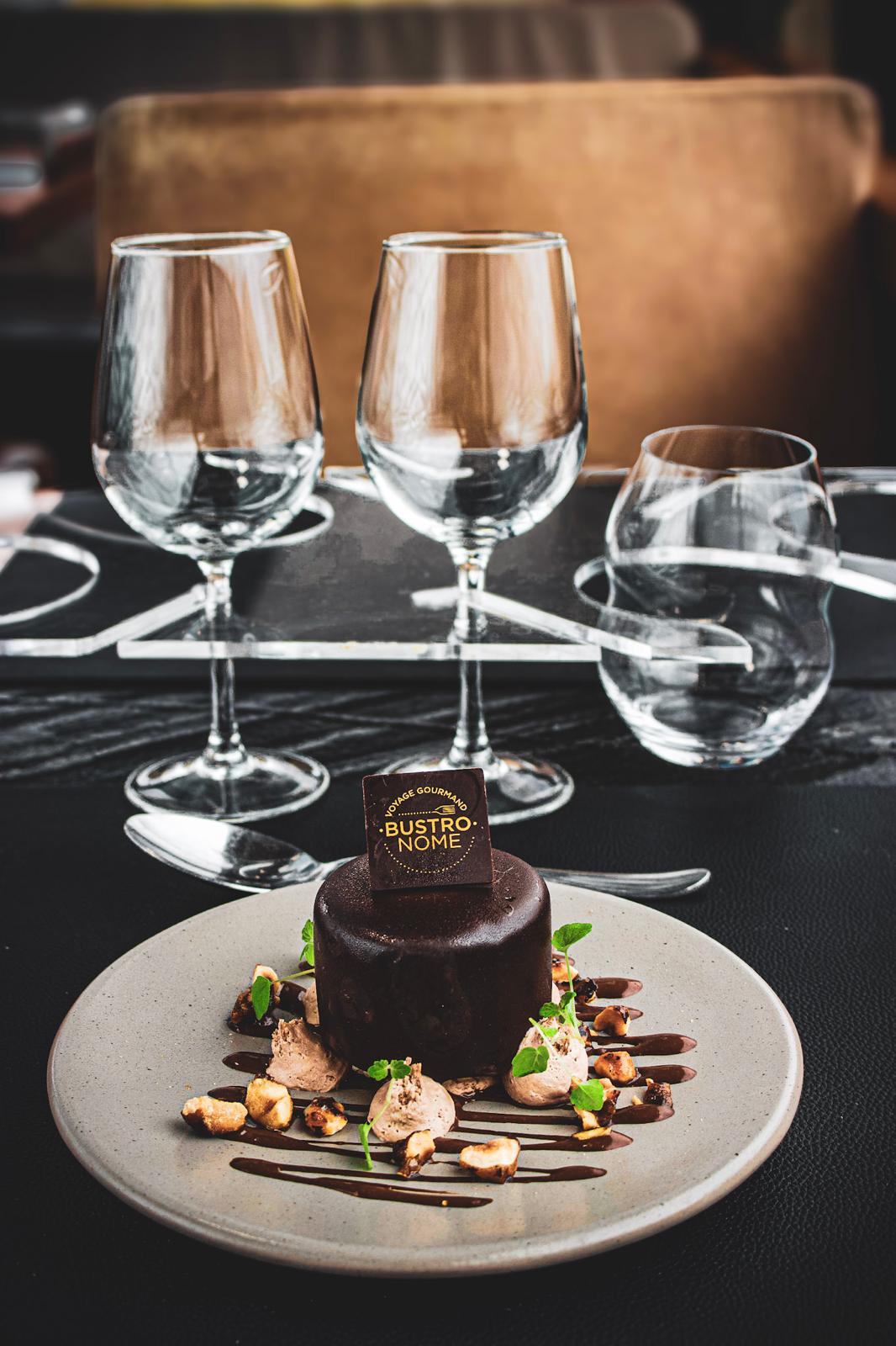 黑巧克力洋梨慕斯蛋糕。 黑巧克力洋梨慕斯蛋糕。