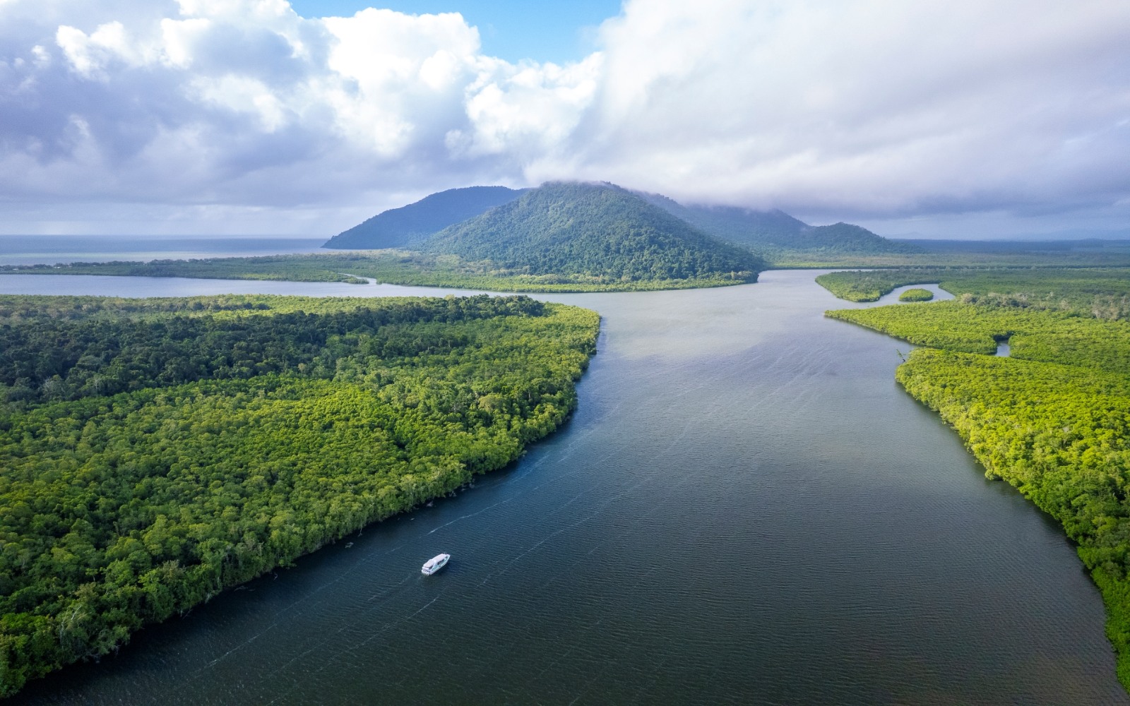 在寧靜的河畔盡情享受放鬆，坐擁令人屏息的壯麗山景，打造如詩如畫的度假體驗