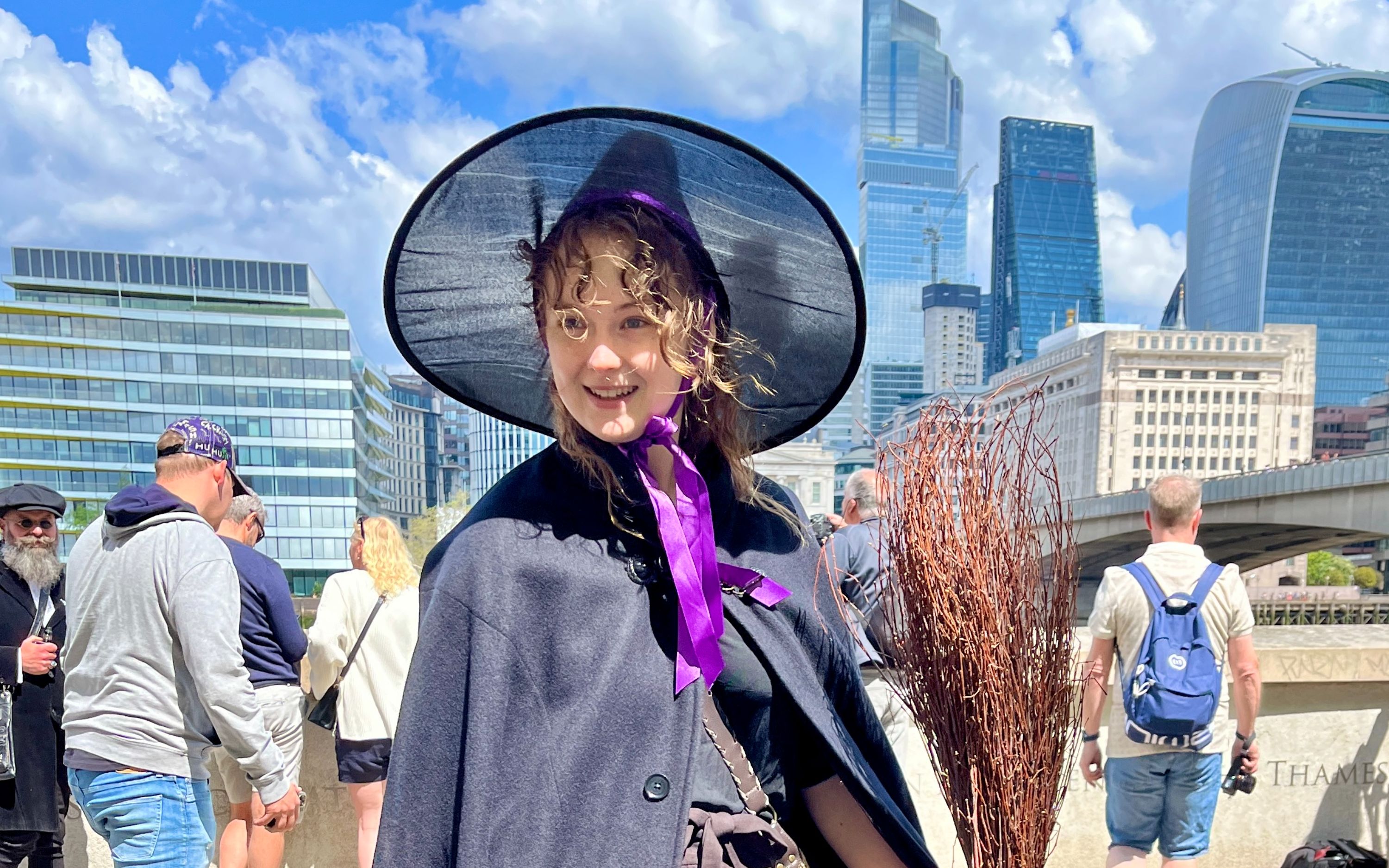 在女巫主題的冒險中探索城市最神秘的小巷