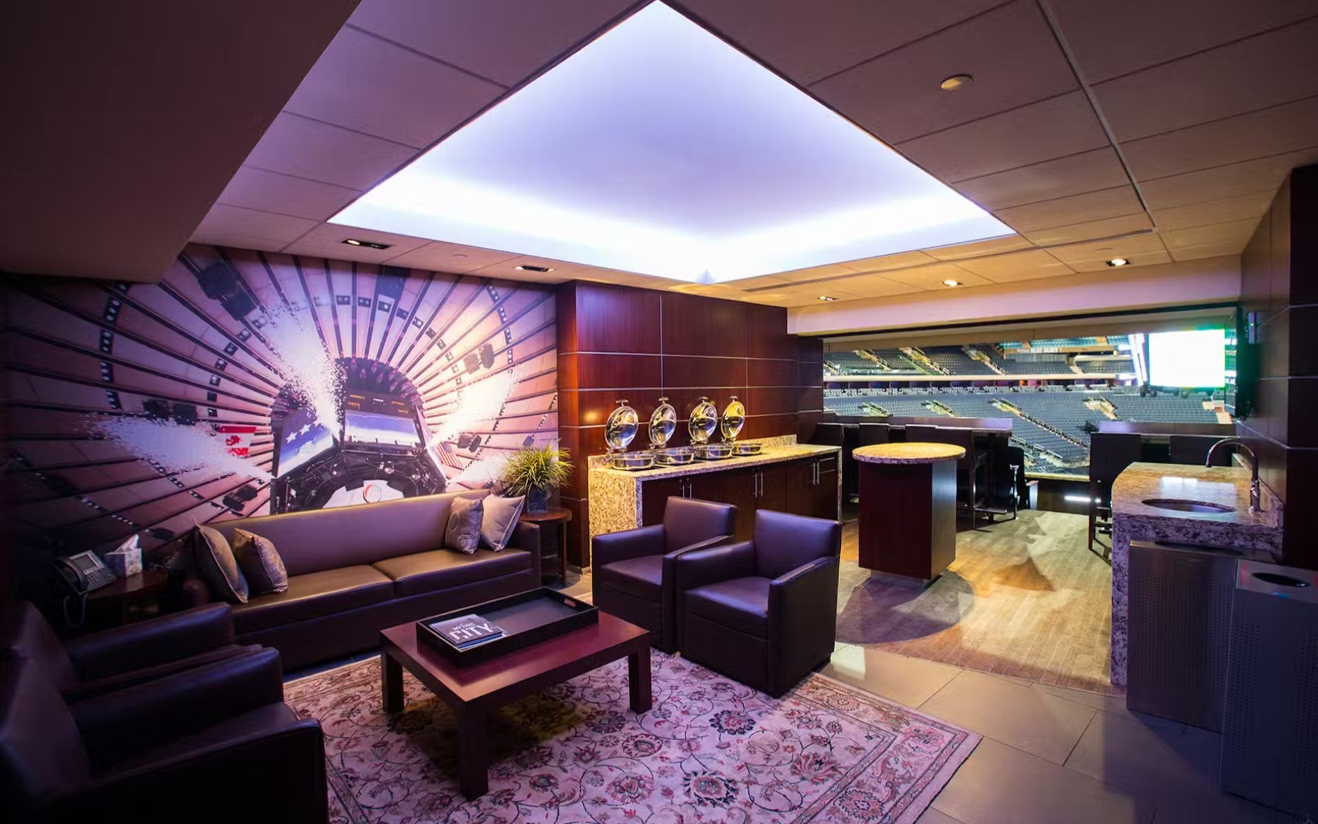 深入幕後,一窺豪華套房、名人更衣室,甚至是活動彩排現場。 深入幕後,一窺豪華套房、名人更衣室,甚至是活動彩排現場。