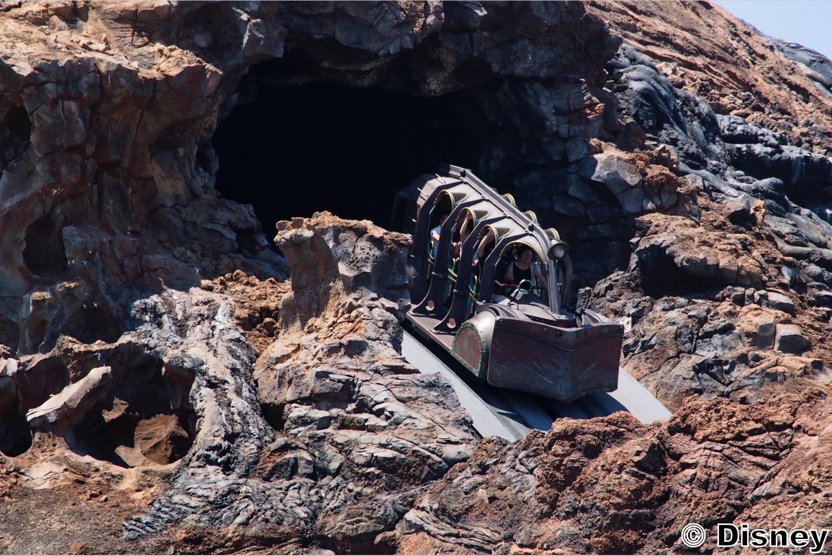 地心探險之旅：鼓起勇氣參加地心探險之旅，前往神祕的天才科學家尼默船長發現的地底世界吧！當您身處在充滿驚奇的景觀中，不禁讚嘆大自然的鬼斧神工時，卻突然遇上一陣天搖地動！難道，沉寂已久的火山就要爆發了？