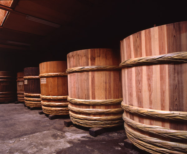 走進百年味噌老舖，近距離參觀傳統木桶熟成與自然發酵製程，了解信州味噌的歷史與職人技藝。現場可聞豆麴香氣，並有味噌試吃與伴手禮選購，輕鬆體驗日本在地飲食文化。