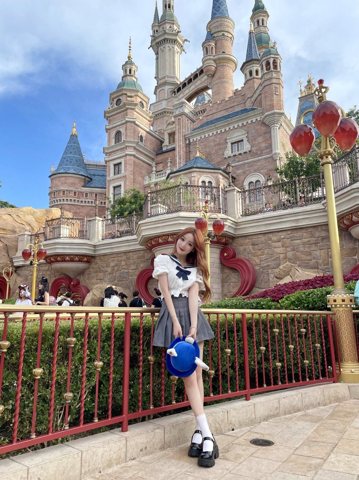 上海迪士尼度假區旅拍（三年以上專業攝影師+全程動作擺拍指導+底片簡修全送贈精修+可選地旋轉木馬/城堡/愛麗絲夢遊仙境等）