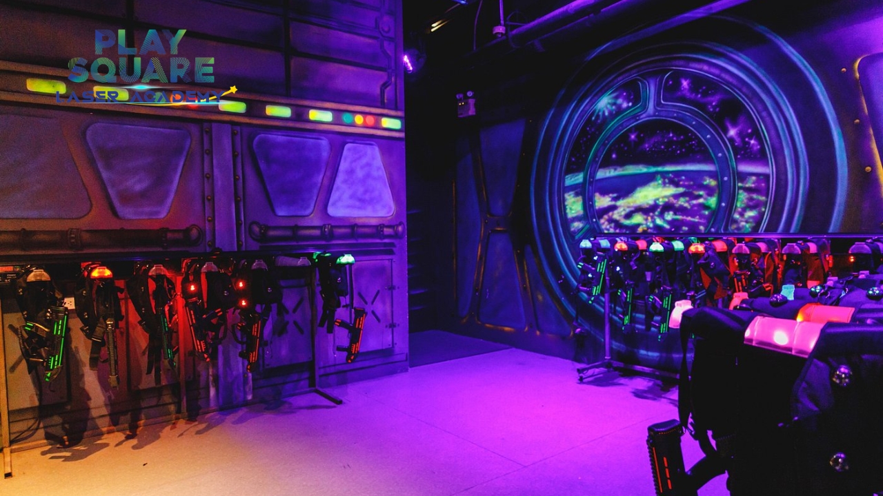 踏入 Central EastVille 分店 Playsquare Laser Tag 的未來感雷射競技場，銀河主題設計搭配發光牆面、炫彩 LED 燈光，為您帶來無盡的刺激與樂趣。