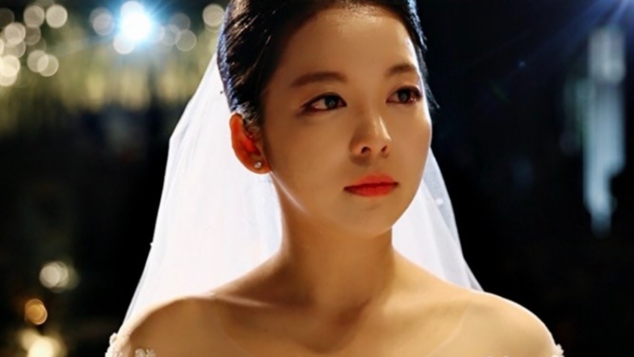 我們提供各種髮型，包括優雅的盤發、休閒的半披髮、時尚的髮髻和輕鬆的嬉皮風格。（如果需要此造型，請選擇化妝+髮型（特殊））