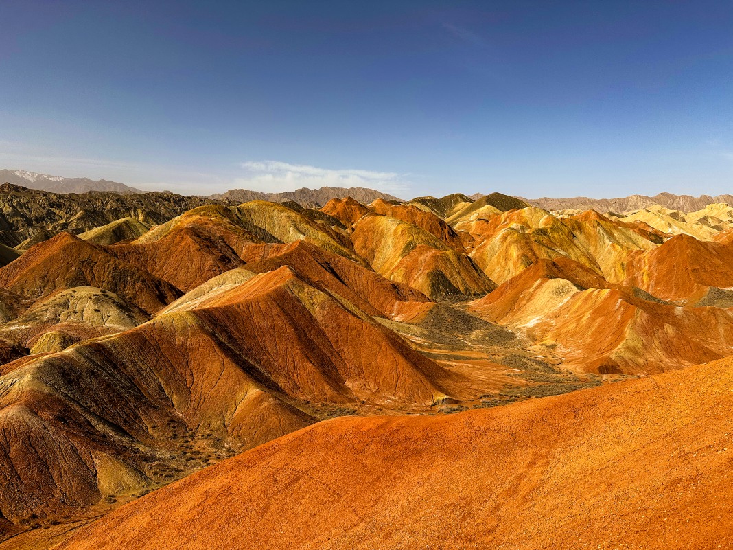 Lanzhou High-Speed Rail Direct to Zhangye Rainbow Danxia & Earth Forest Valley Private Day Tour: Guided by a Professional, Accompanied by an Independent Vehicle, Unlocking the Dreamy Colors of Rainbow Danxia and the Fantastic Landforms of Earth Forest Val