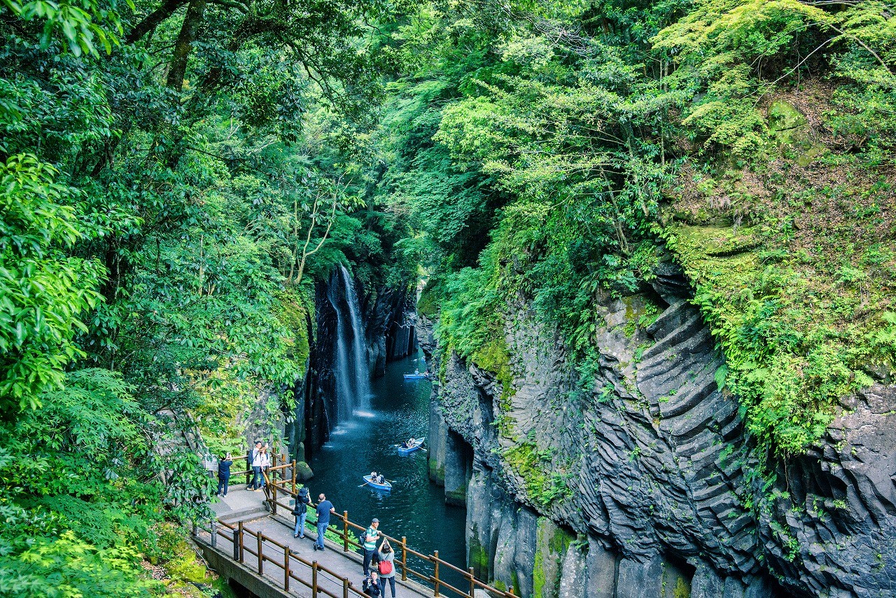 高千穗峽以壯麗的懸崖峽谷與飛瀑相伴的溪流聞名,搭乘小船近距離欣賞真名井瀑布是最經典的體驗。整個峽谷被茂密森林包圍,宛如天然仙境,是宮崎縣最具代表性的自然名勝之一。 高千穗峽以壯麗的懸崖峽谷與飛瀑相伴的溪流聞名,搭乘小船近距離欣賞真名井瀑布是最經典的體驗。整個峽谷被茂密森林包圍,宛如天然仙境,是宮崎縣最具代表性的自然名勝之一。