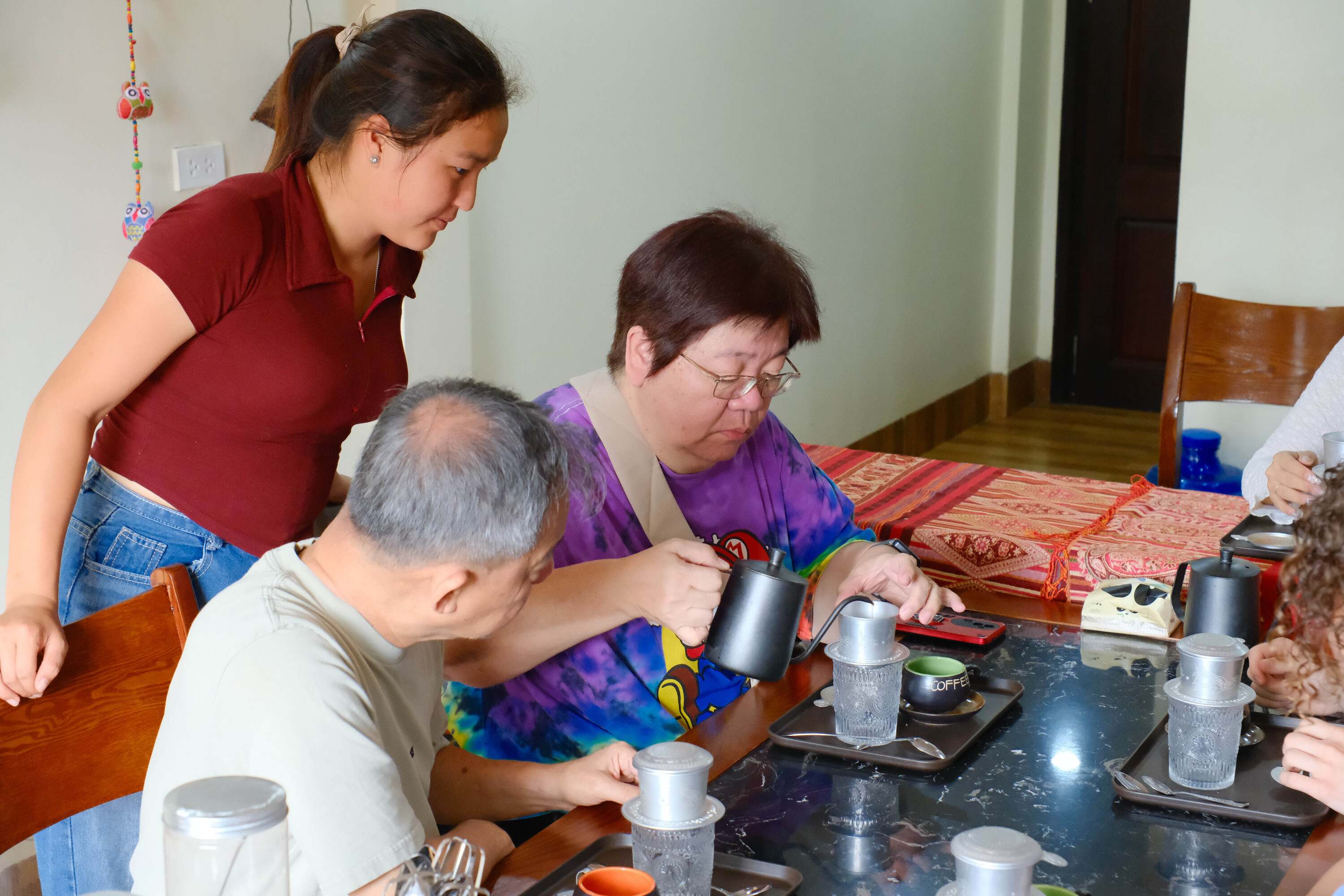 將熱水倒入咖啡濾杯(附說明) 將熱水倒入咖啡濾杯(附說明)