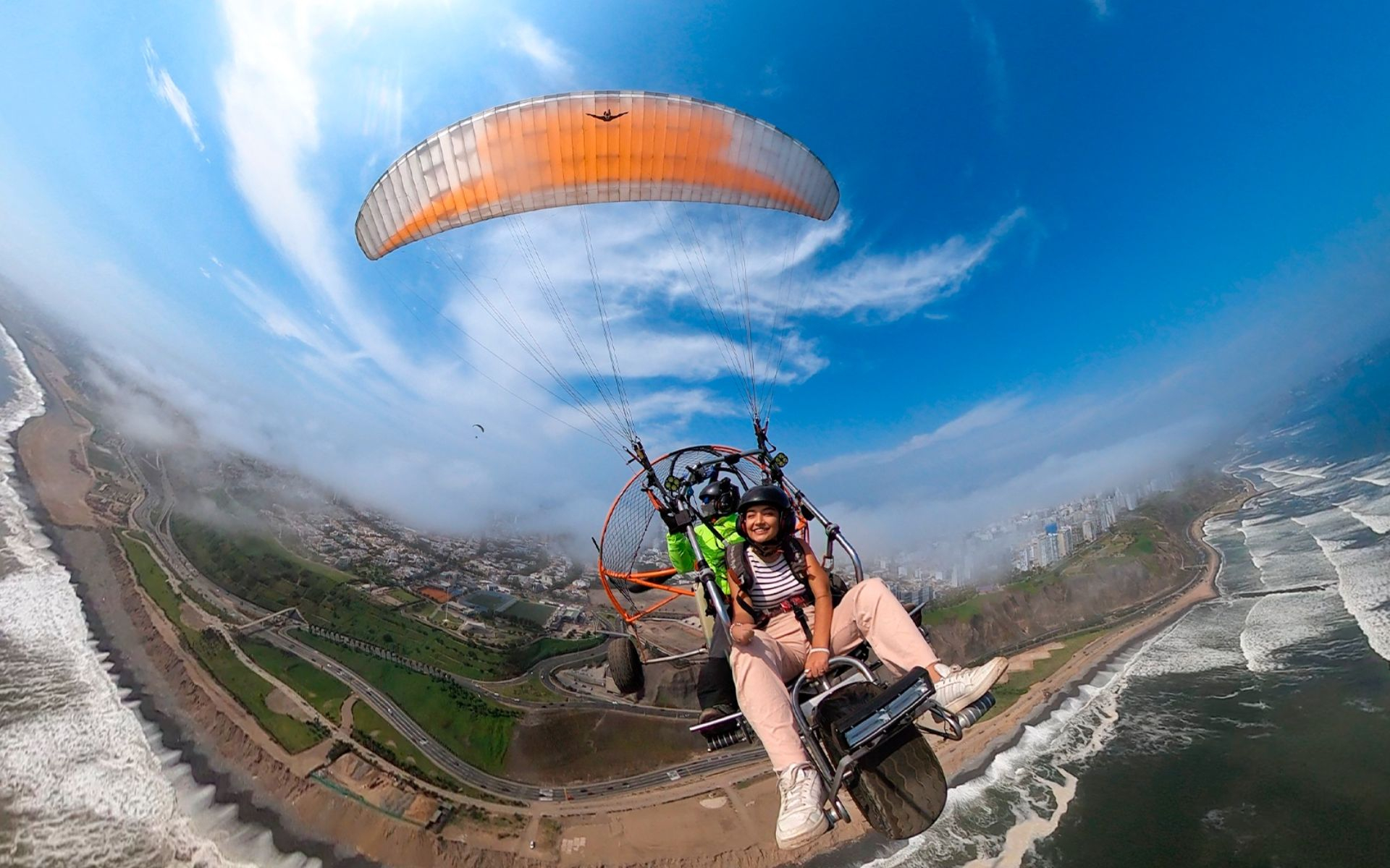 從空中鳥瞰利馬海岸線與太平洋的獨特美景。 從空中鳥瞰利馬海岸線與太平洋的獨特美景。