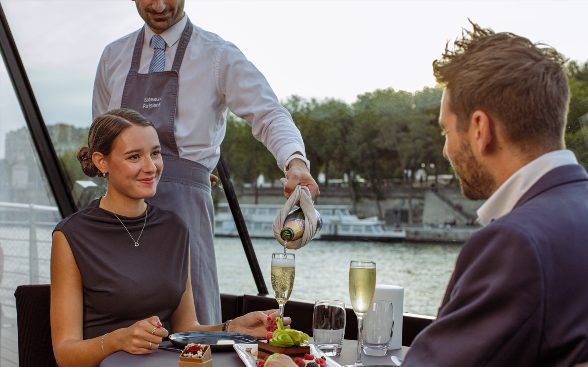 在巴黎的塞納河遊船晚宴上,服務生為賓客送上飲品,營造出輕鬆優雅的氛圍,讓遊客在享用精緻美食的同時,也能飽覽沿岸的迷人風光。 在巴黎的塞納河遊船晚宴上,服務生為賓客送上飲品,營造出輕鬆優雅的氛圍,讓遊客在享用精緻美食的同時,也能飽覽沿岸的迷人風光。