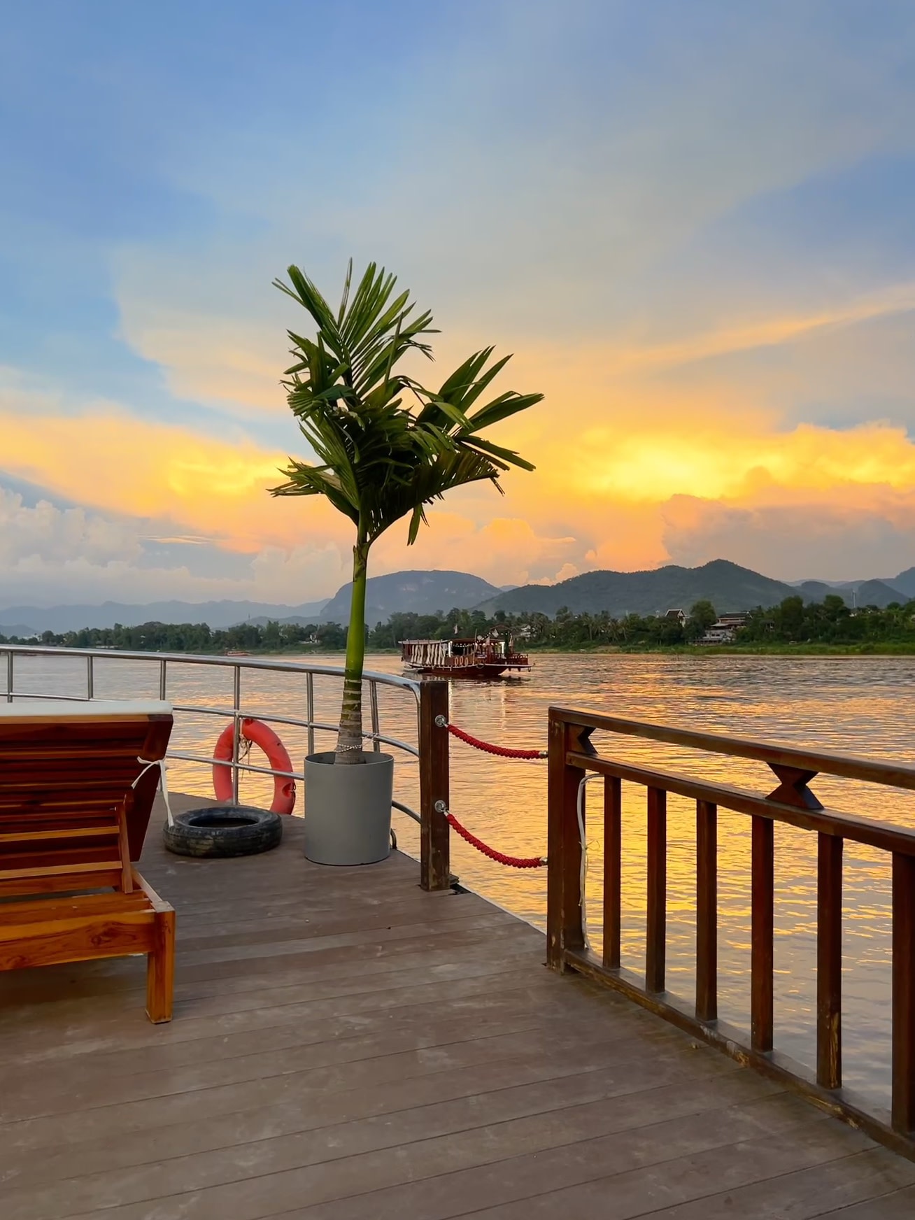 Luang Prabang: Mekong River Sunset Sightseeing Cruise